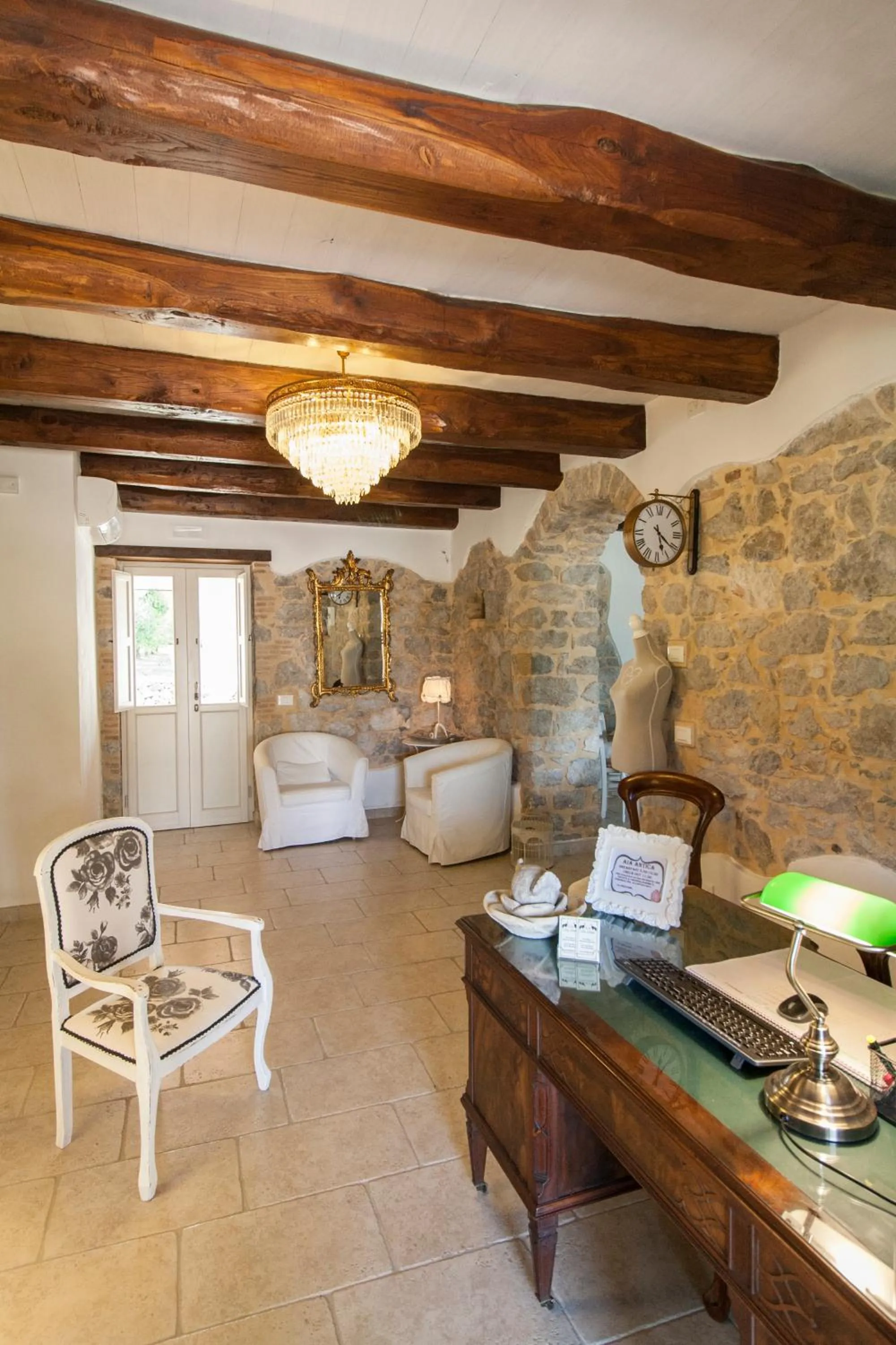 Business facilities in Aia Antica