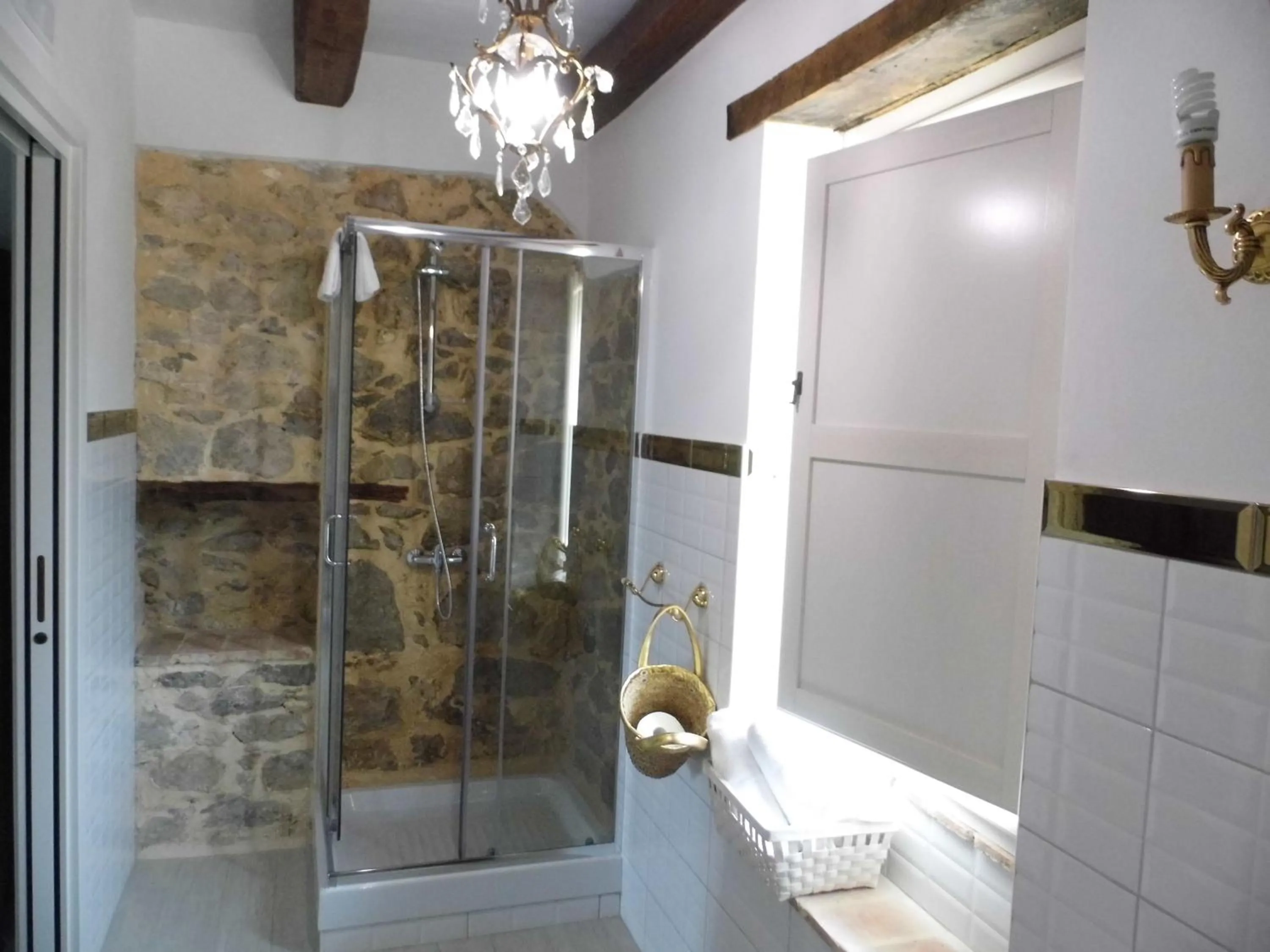 Shower in Aia Antica
