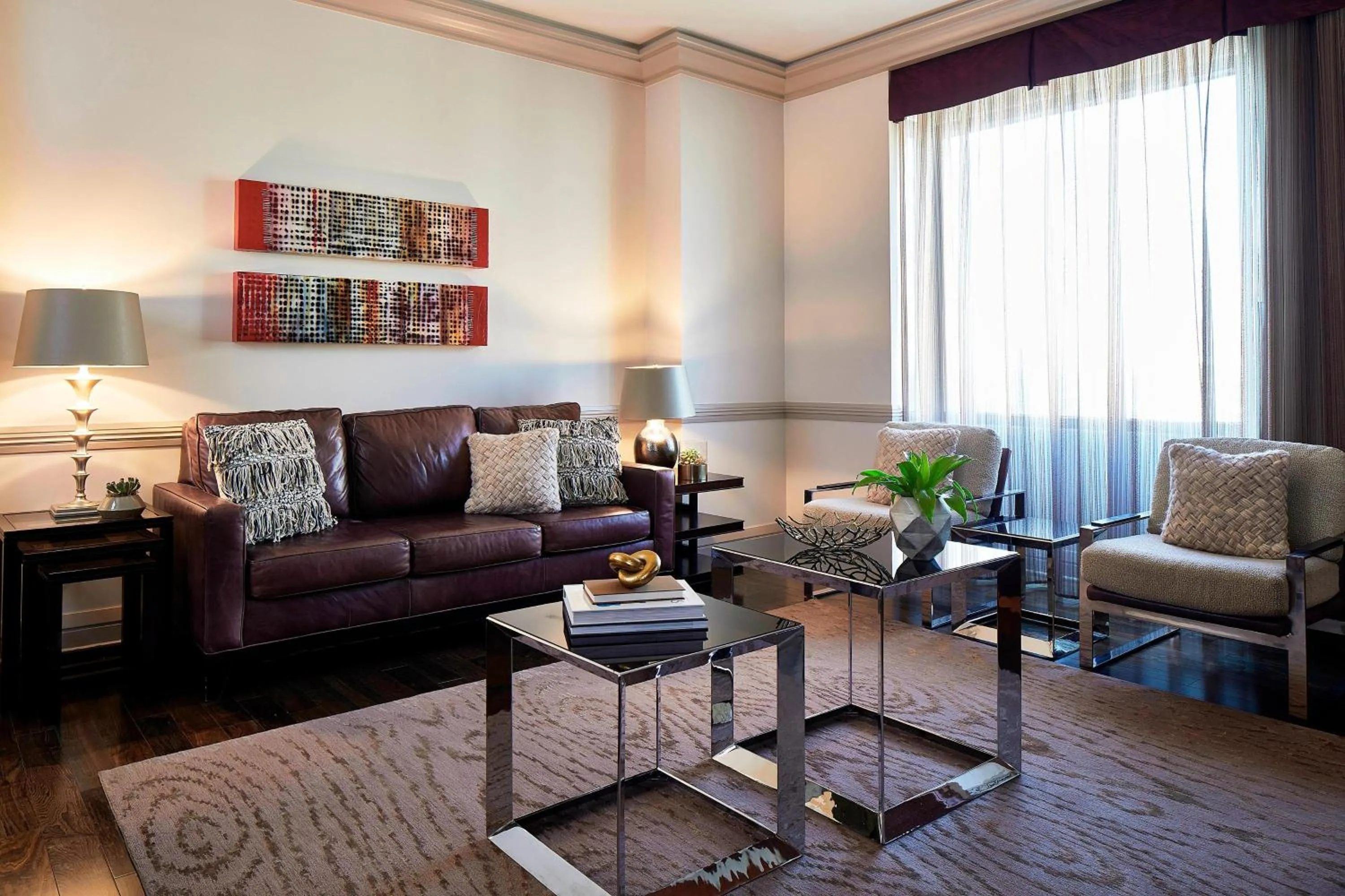 Living room in Renaissance Atlanta Midtown Hotel