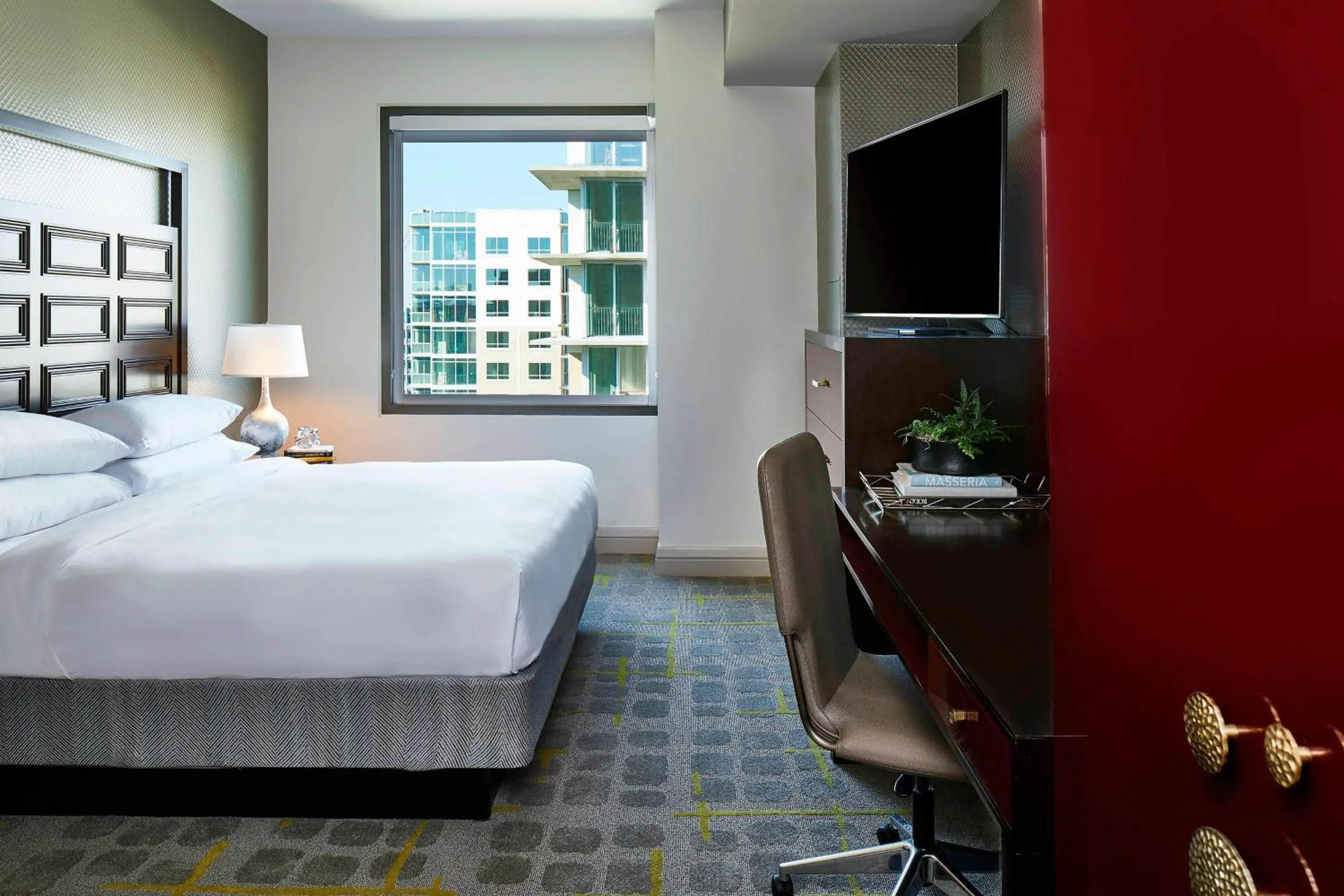 Bedroom, Bed in Renaissance Atlanta Midtown Hotel