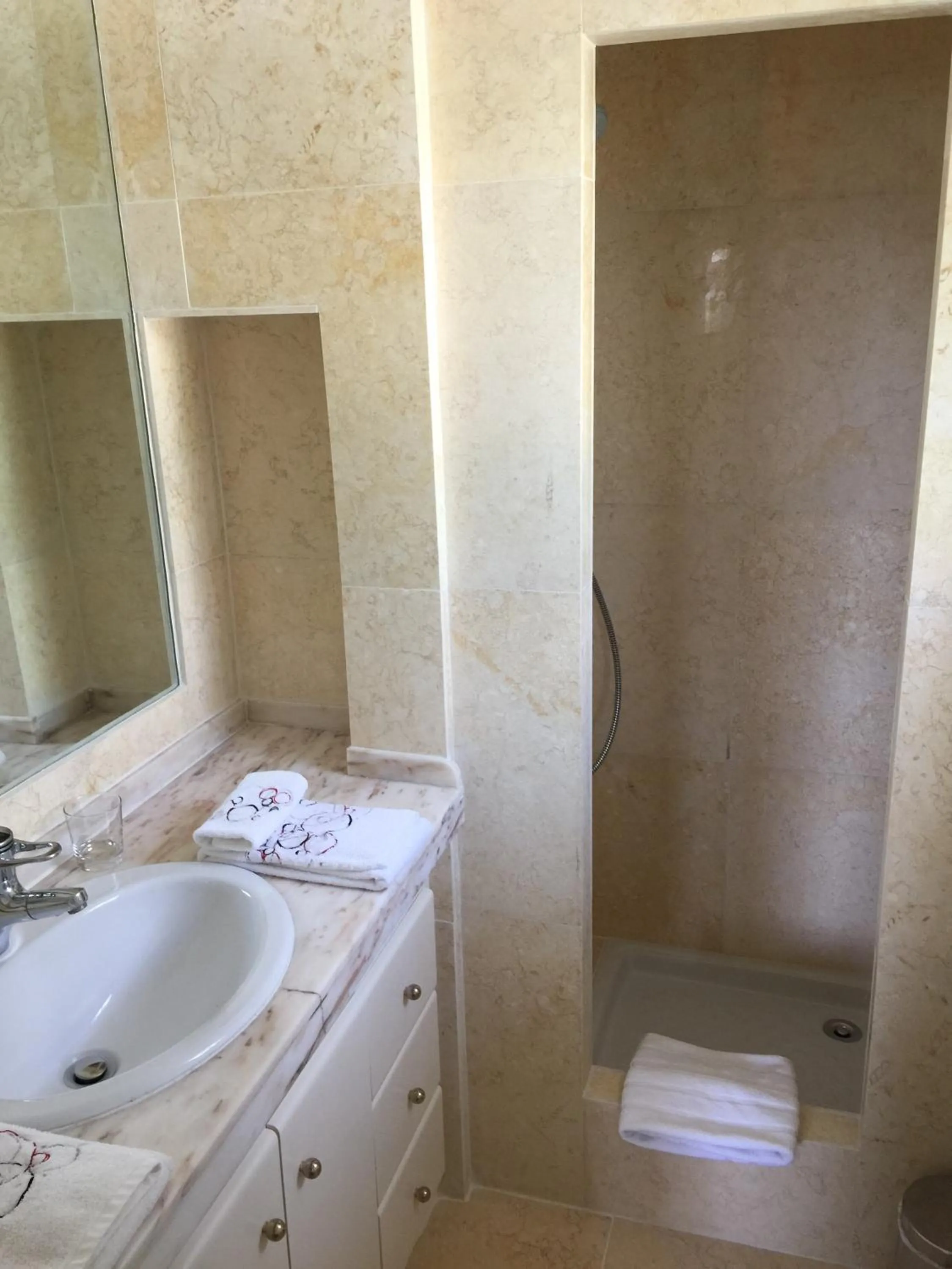 Bathroom in La Bergerie B&B