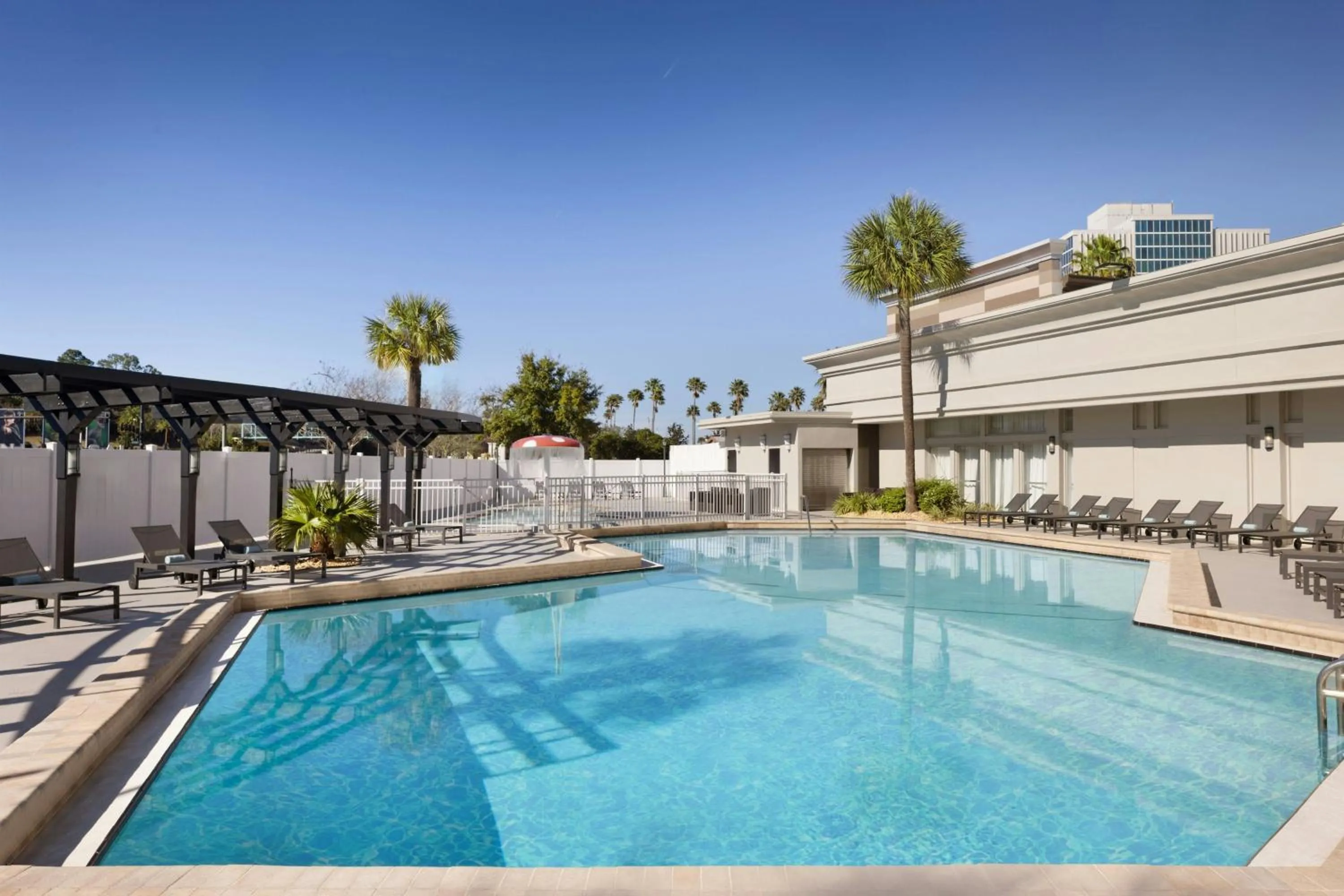 Swimming pool in Courtyard by Marriott across Universal Orlando