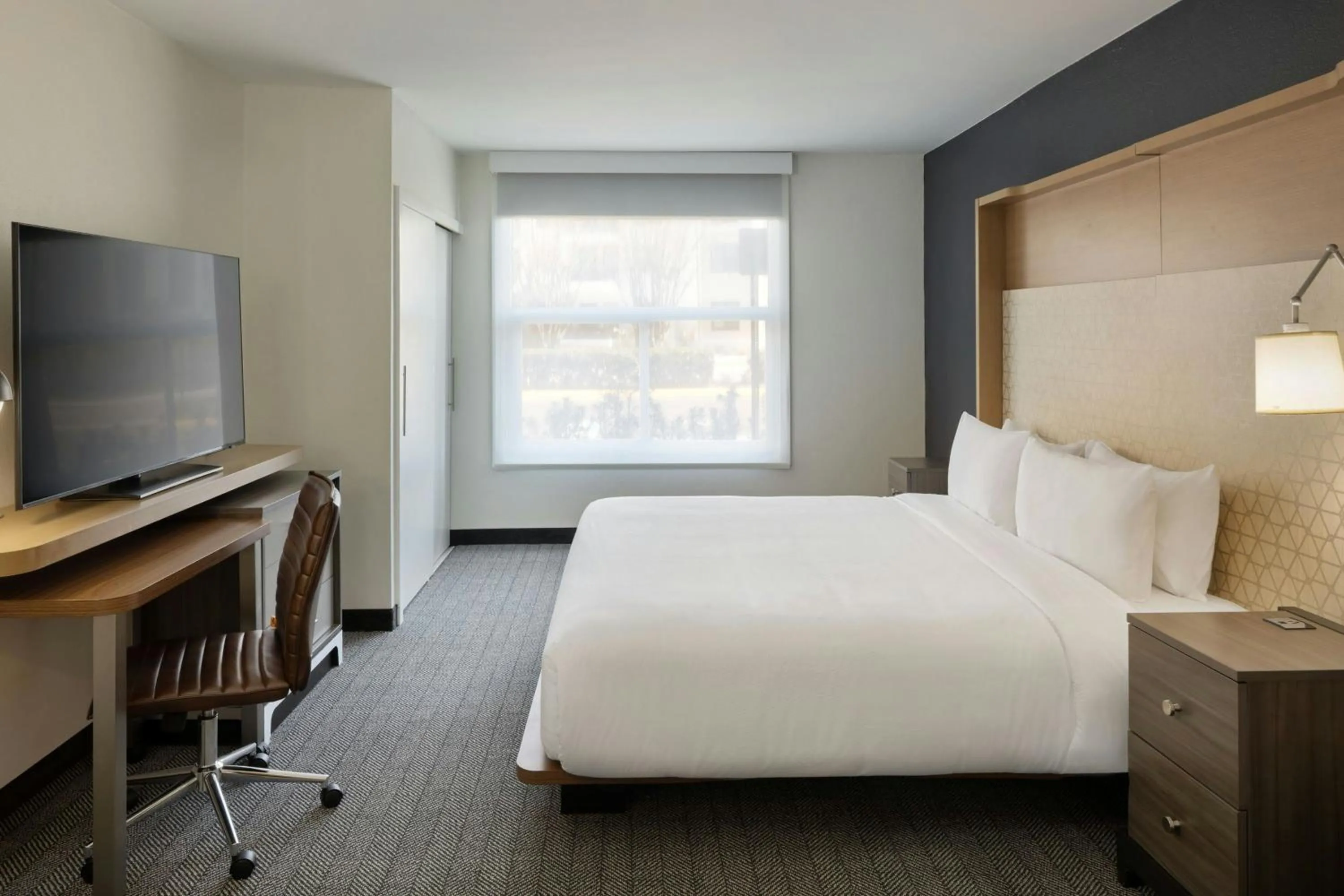 Bedroom, Bed in Courtyard by Marriott across Universal Orlando
