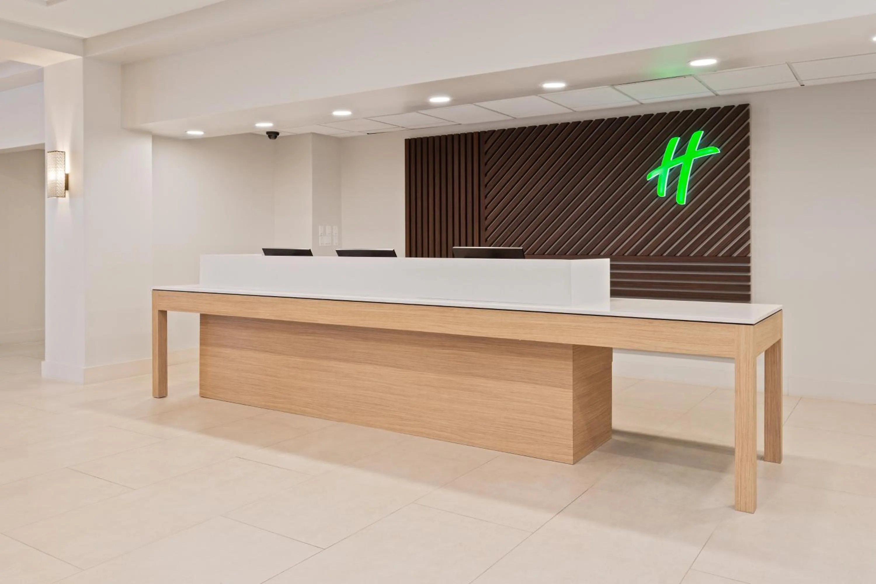 Lobby or reception in Holiday Inn & Suites Across from Universal Orlando by IHG