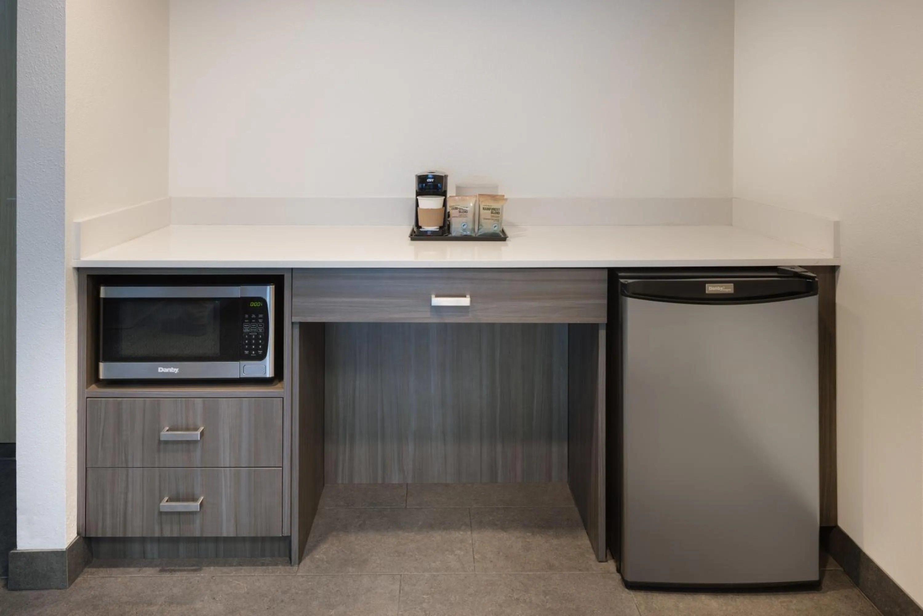 Bedroom in Courtyard by Marriott across Universal Orlando