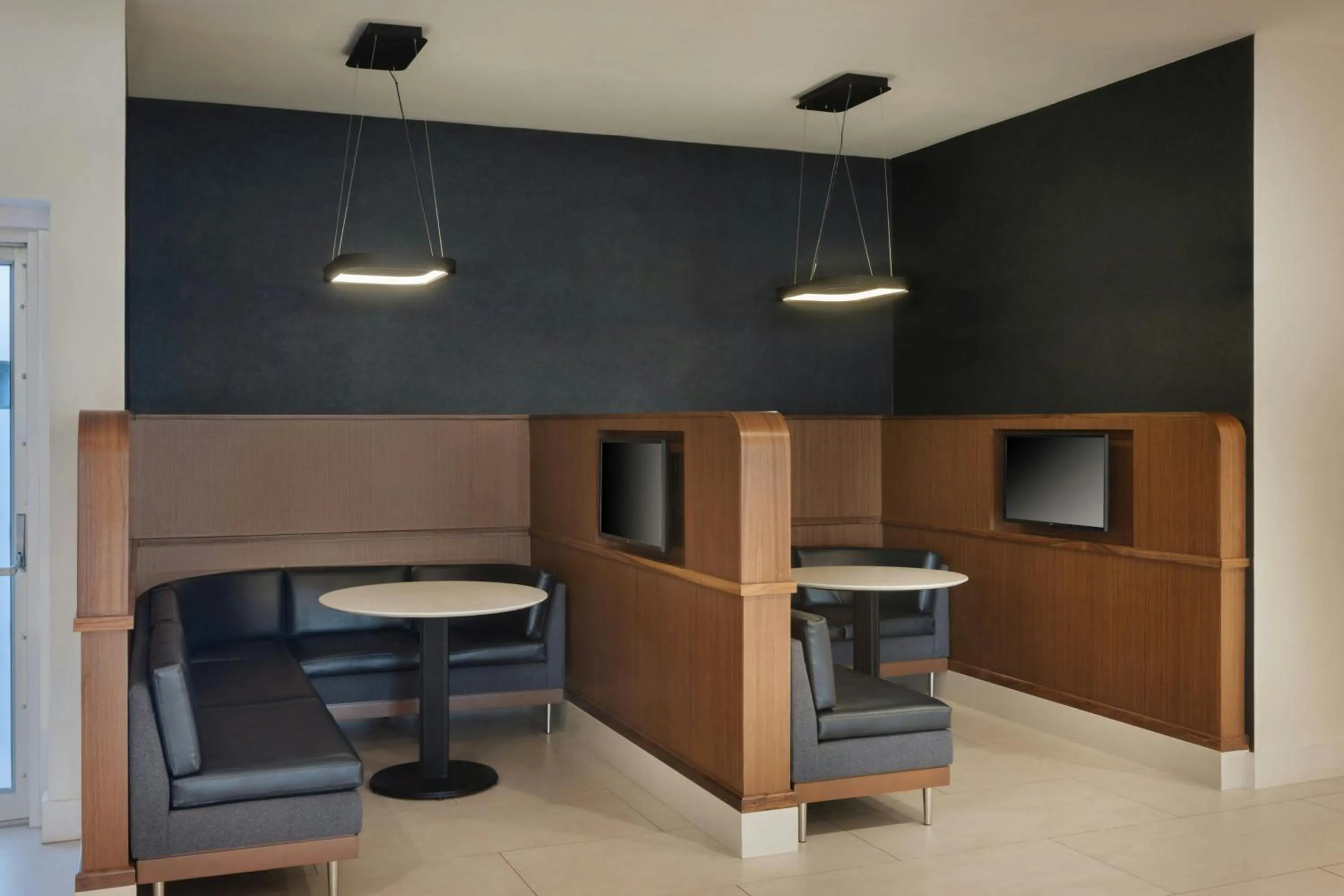 Lobby or reception in Courtyard by Marriott across Universal Orlando