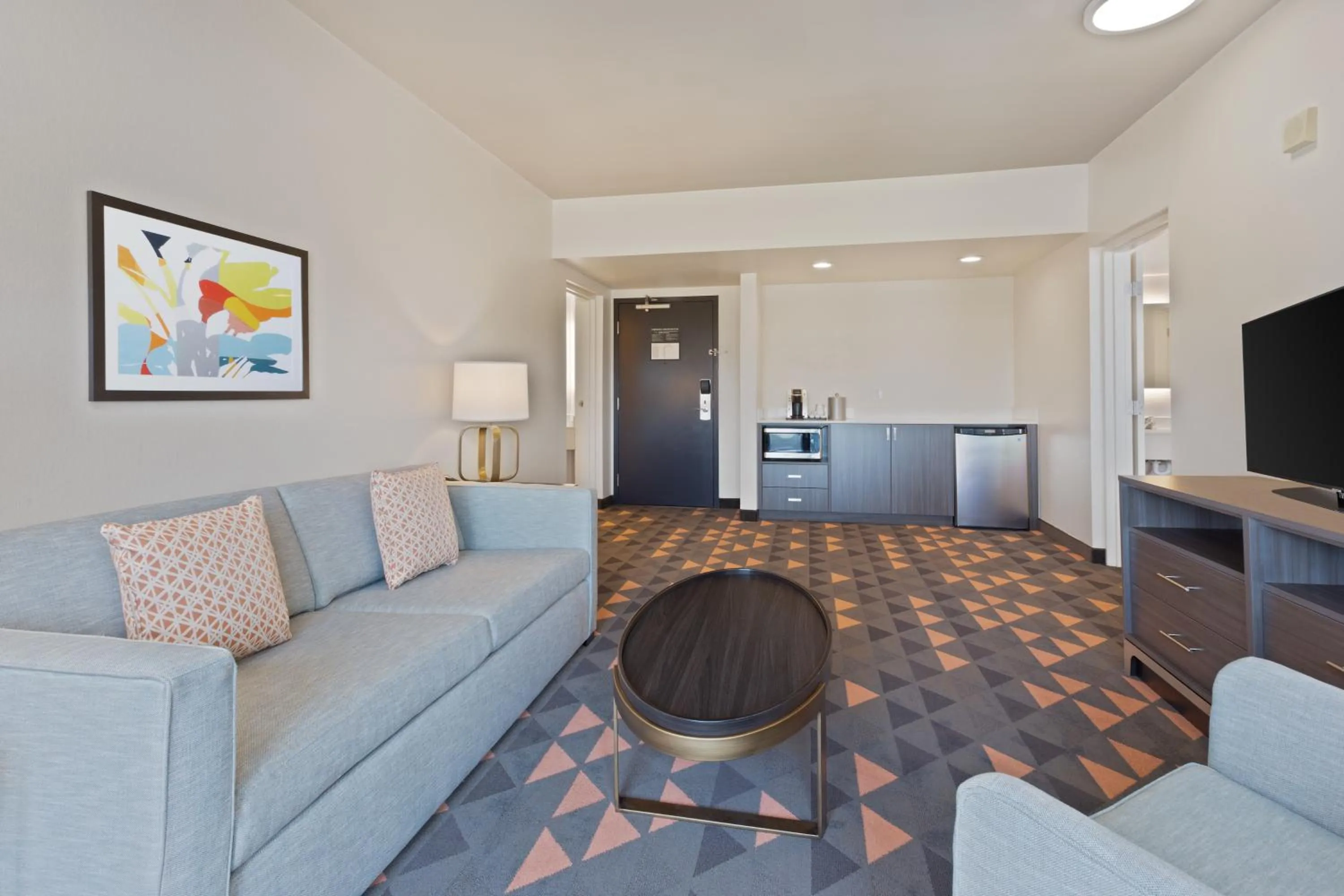 Living room in Holiday Inn & Suites Across from Universal Orlando by IHG