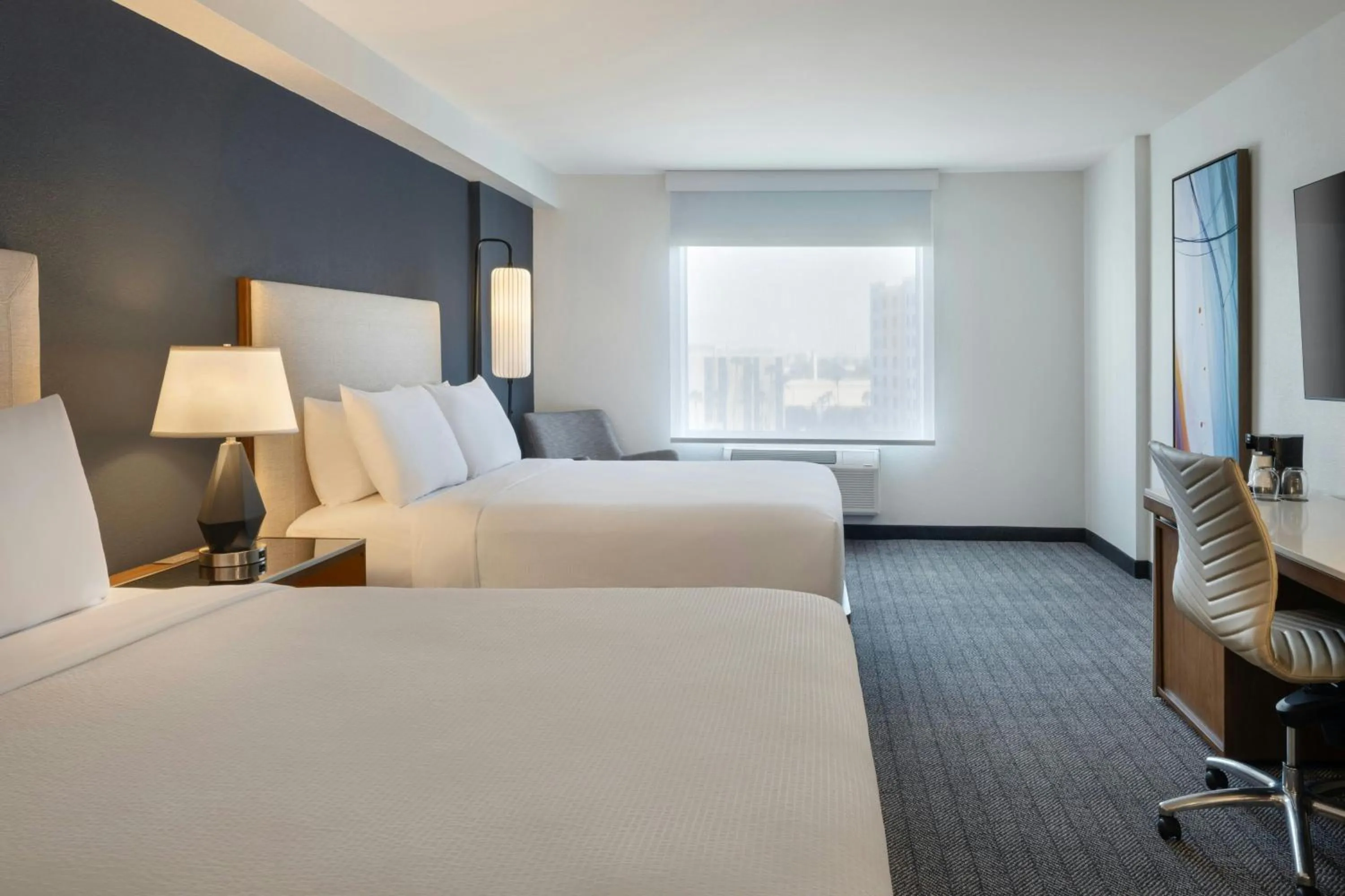 Bedroom, Bed in Courtyard by Marriott across Universal Orlando