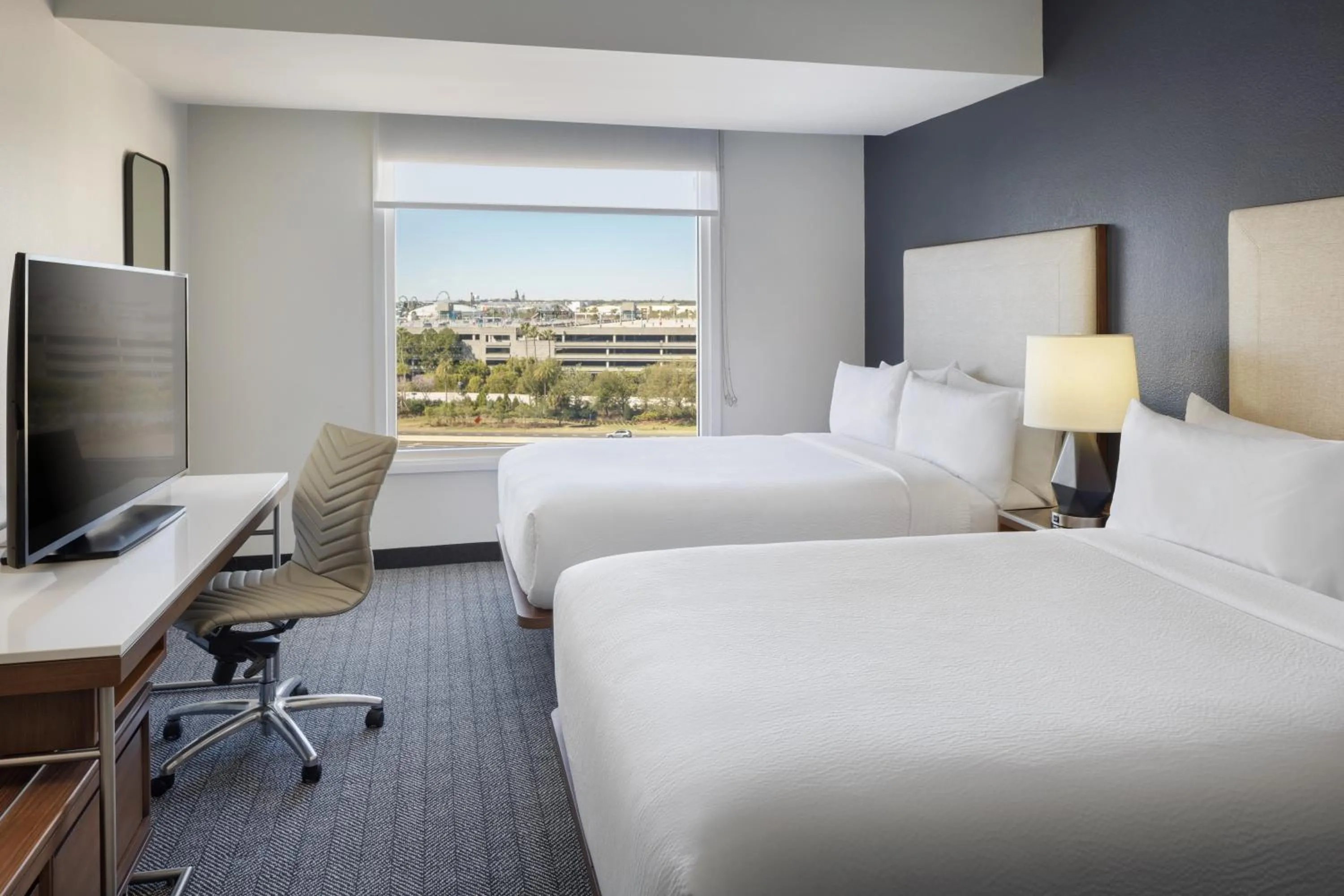 Bedroom, Bed in Courtyard by Marriott across Universal Orlando