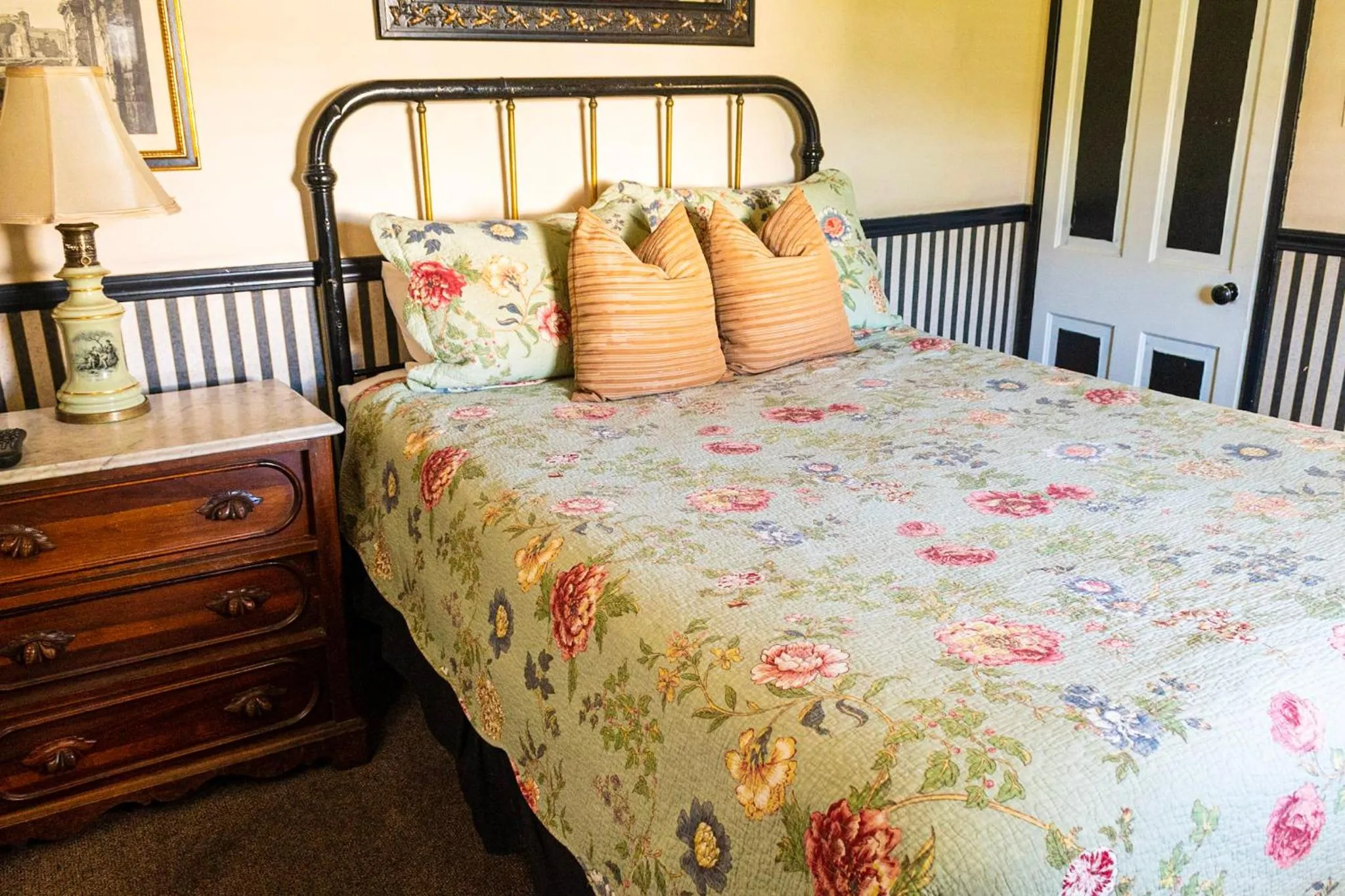 Bed in Gunn House Hotel