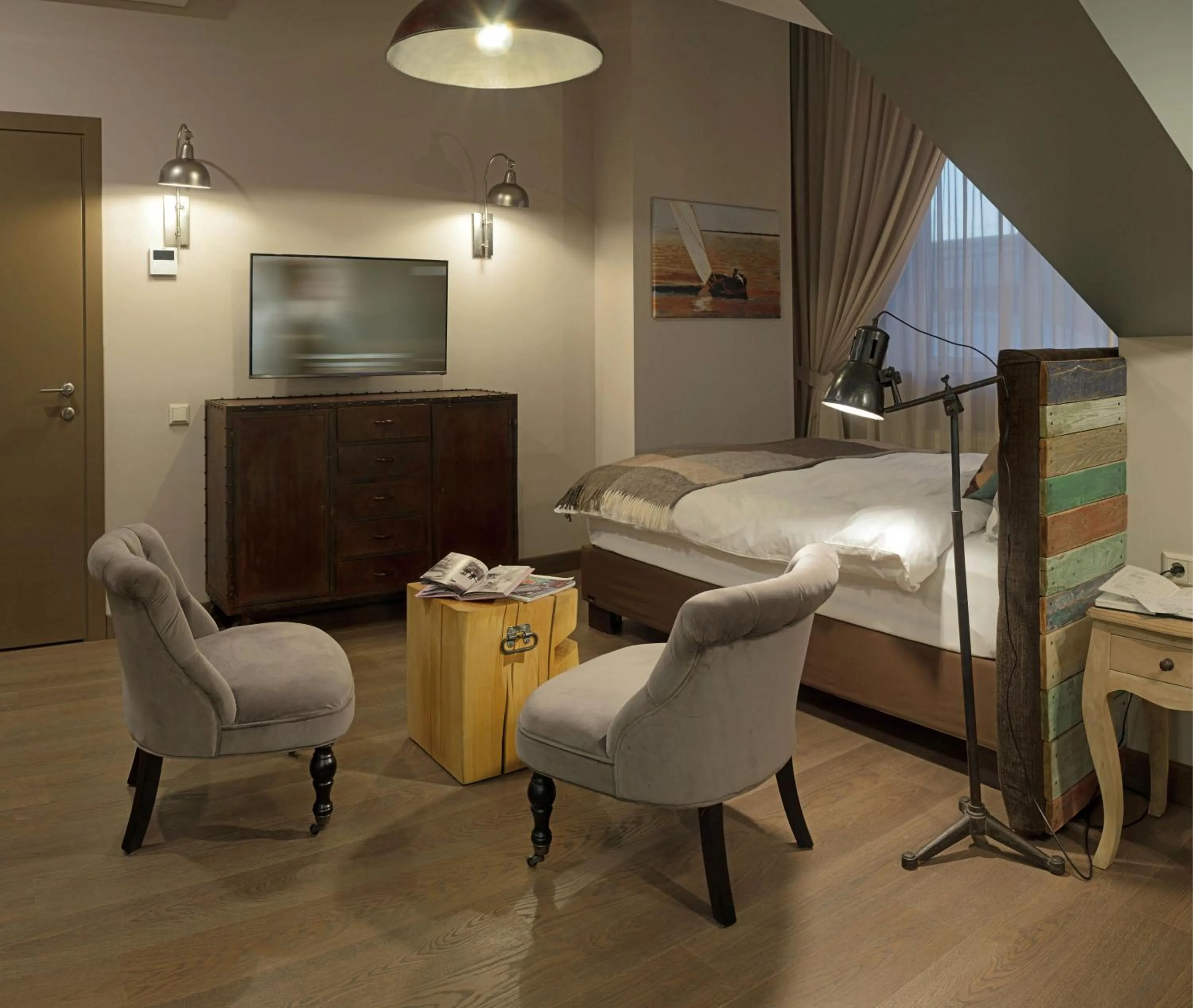 Living room, Bed in ZENTRUM Hotel