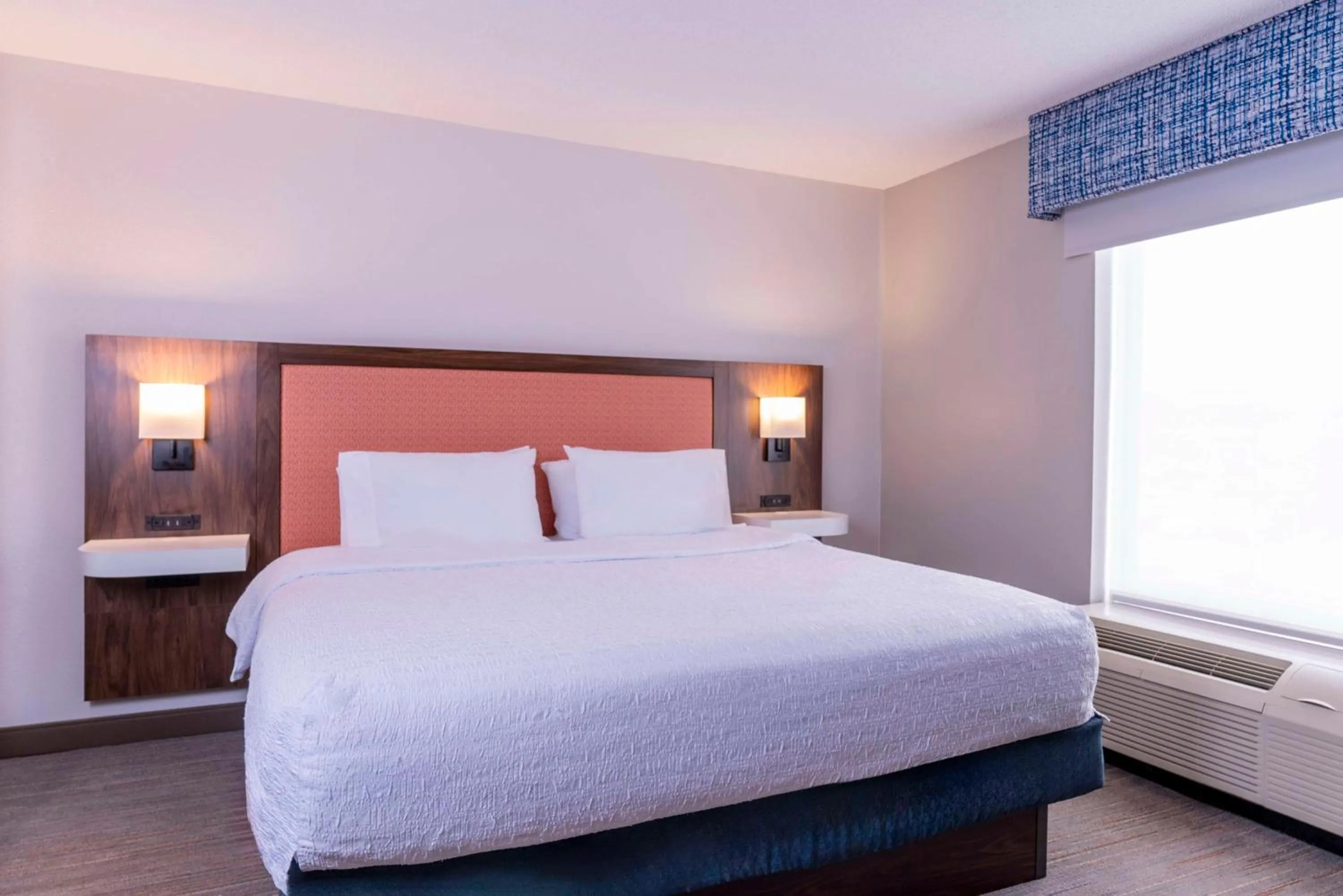 Bed in Hampton Inn & Suites St. Louis-Chesterfield