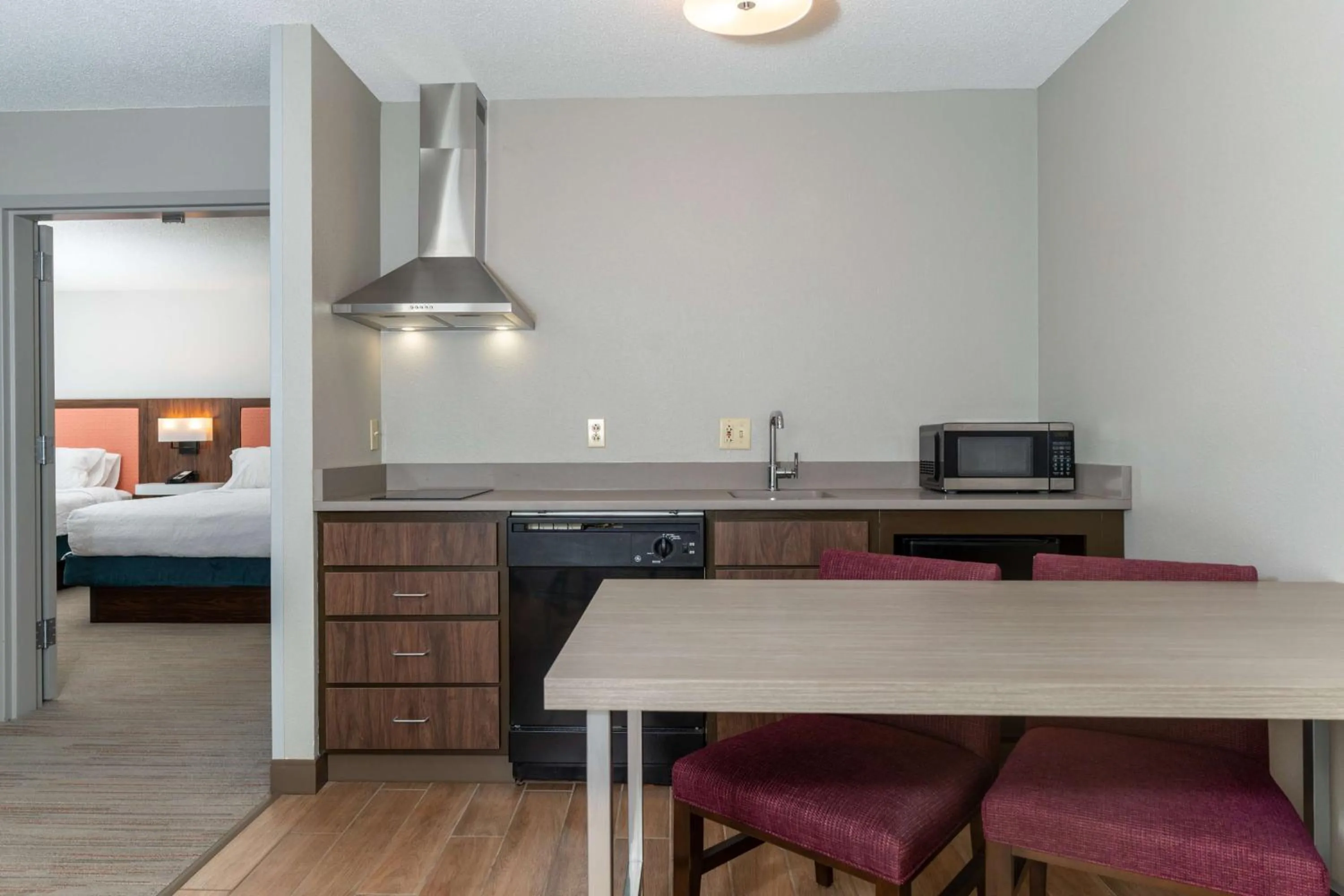 Photo of the whole room, Bed in Hampton Inn & Suites St. Louis-Chesterfield