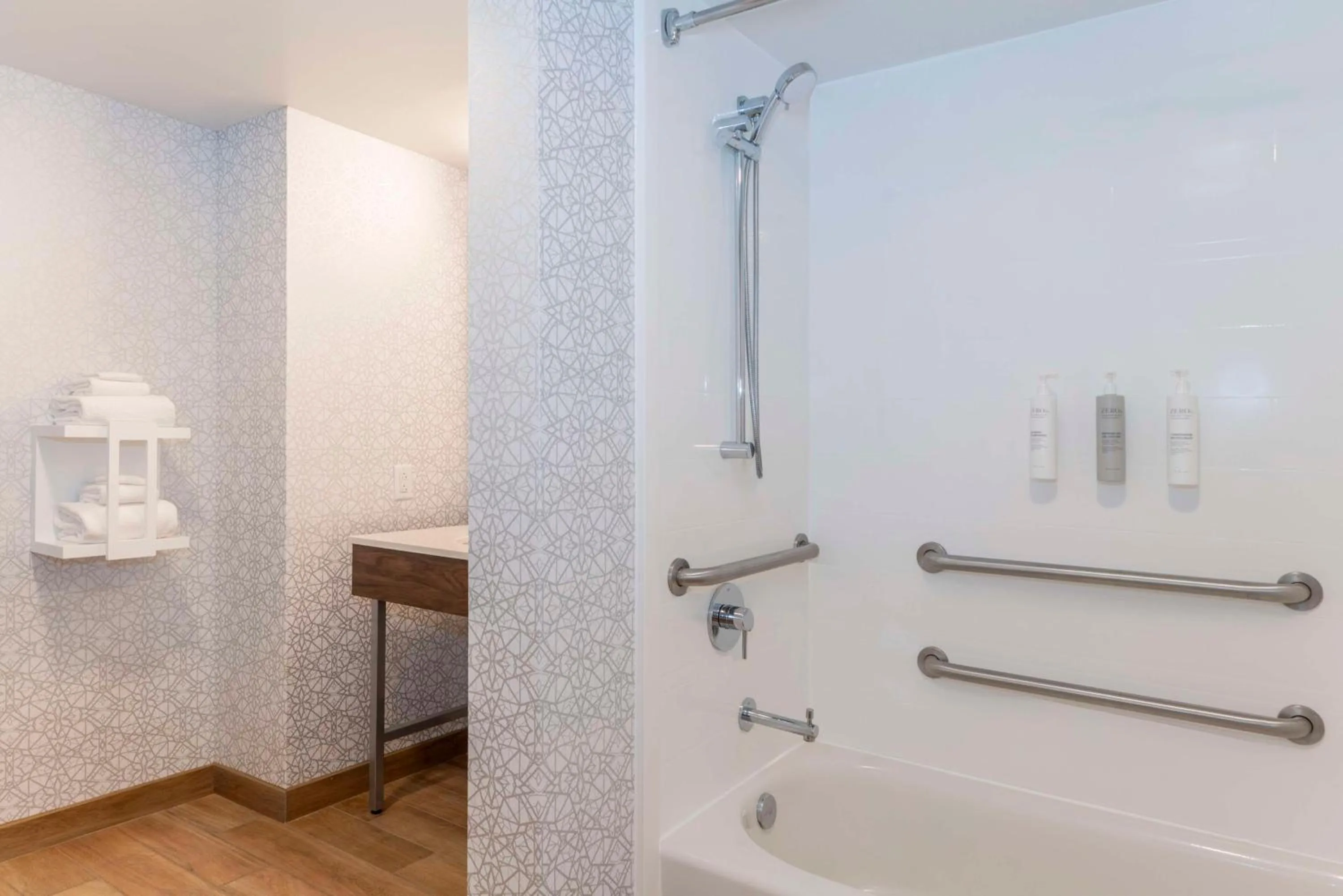 Bathroom in Hampton Inn & Suites St. Louis-Chesterfield