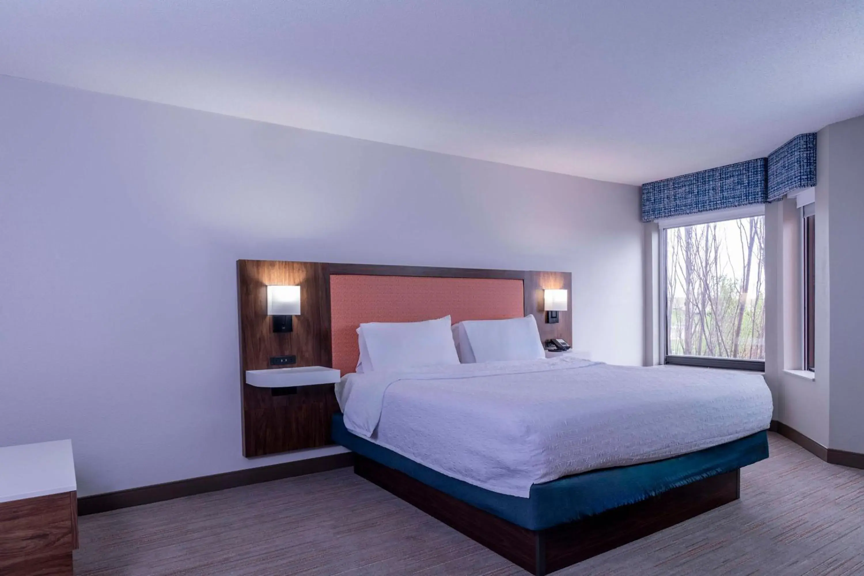 Bed in Hampton Inn & Suites St. Louis-Chesterfield Bed in Hampton Inn & Suites St. Louis-Chesterfield