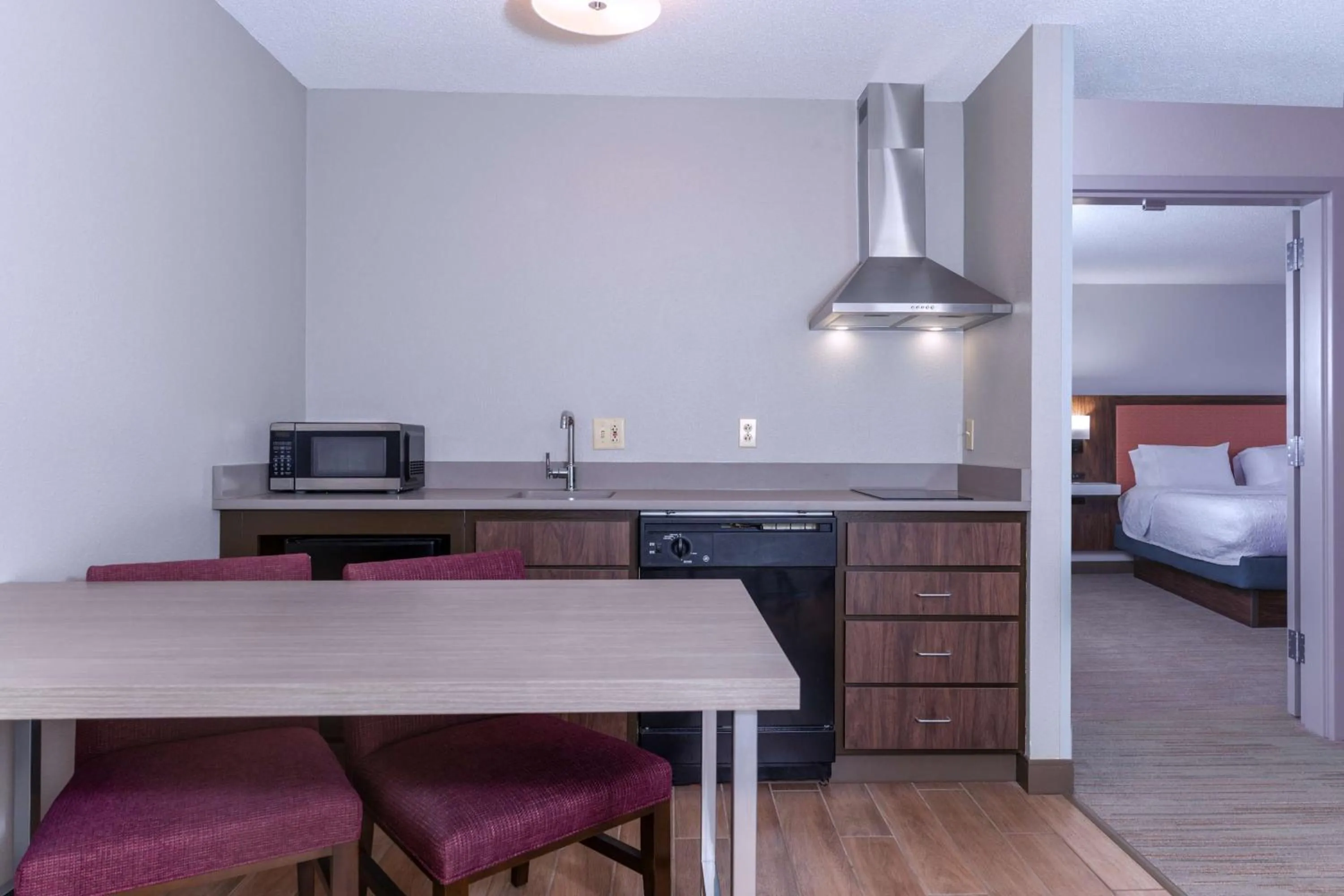 Kitchen or kitchenette, Bed in Hampton Inn & Suites St. Louis-Chesterfield
