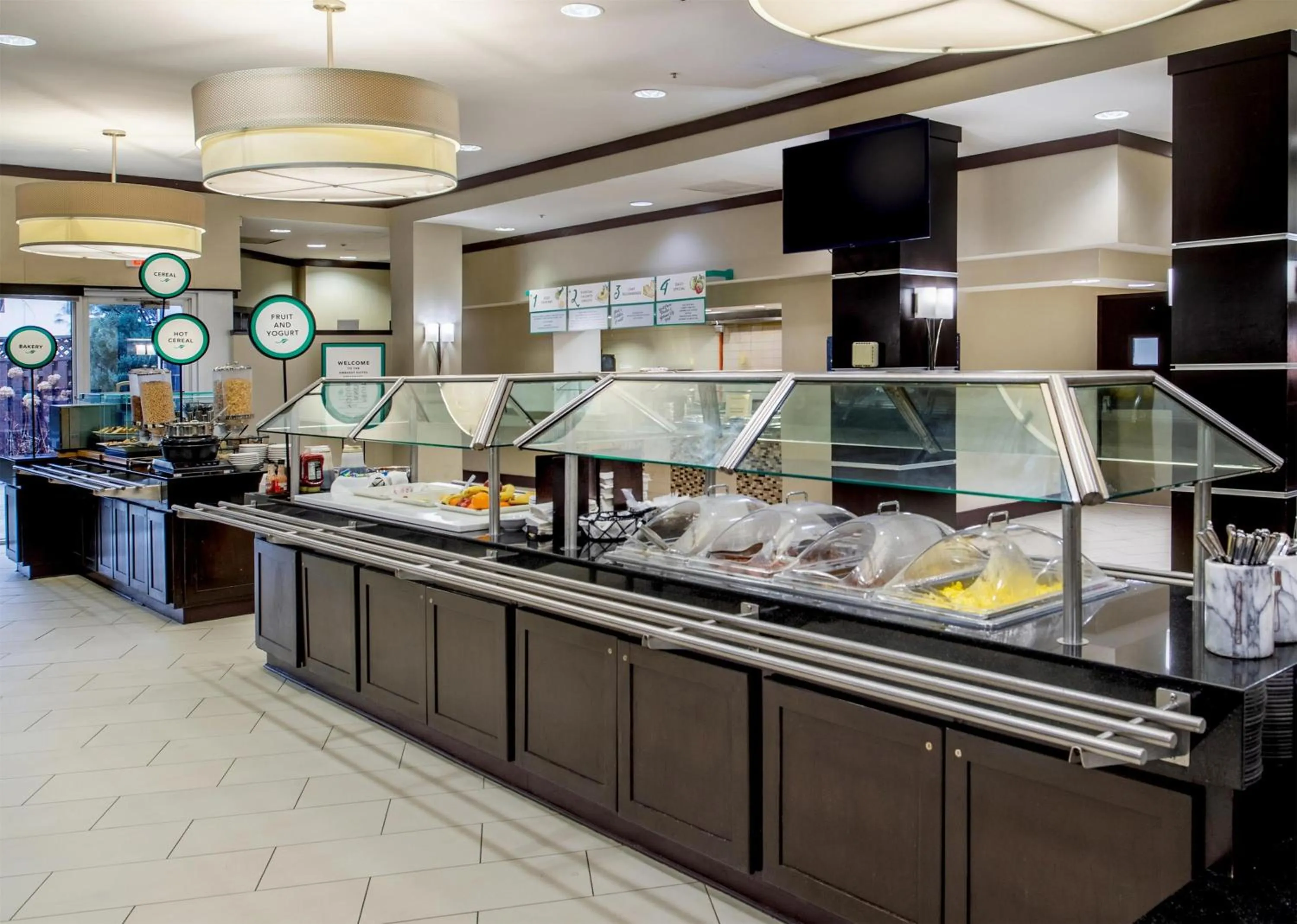 Restaurant/places to eat in Embassy Suites by Hilton St Louis Airport
