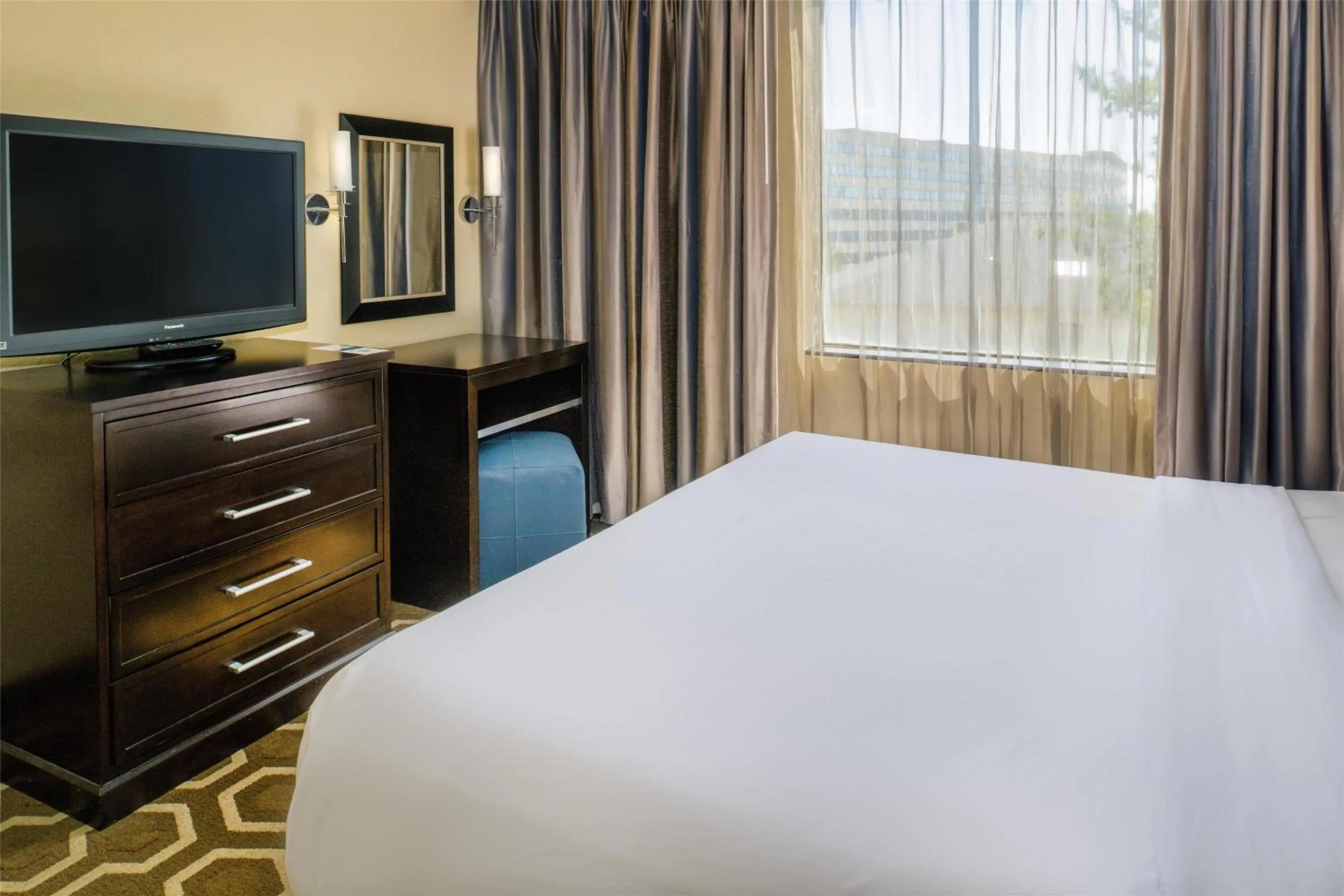 Bed in Embassy Suites by Hilton St Louis Airport