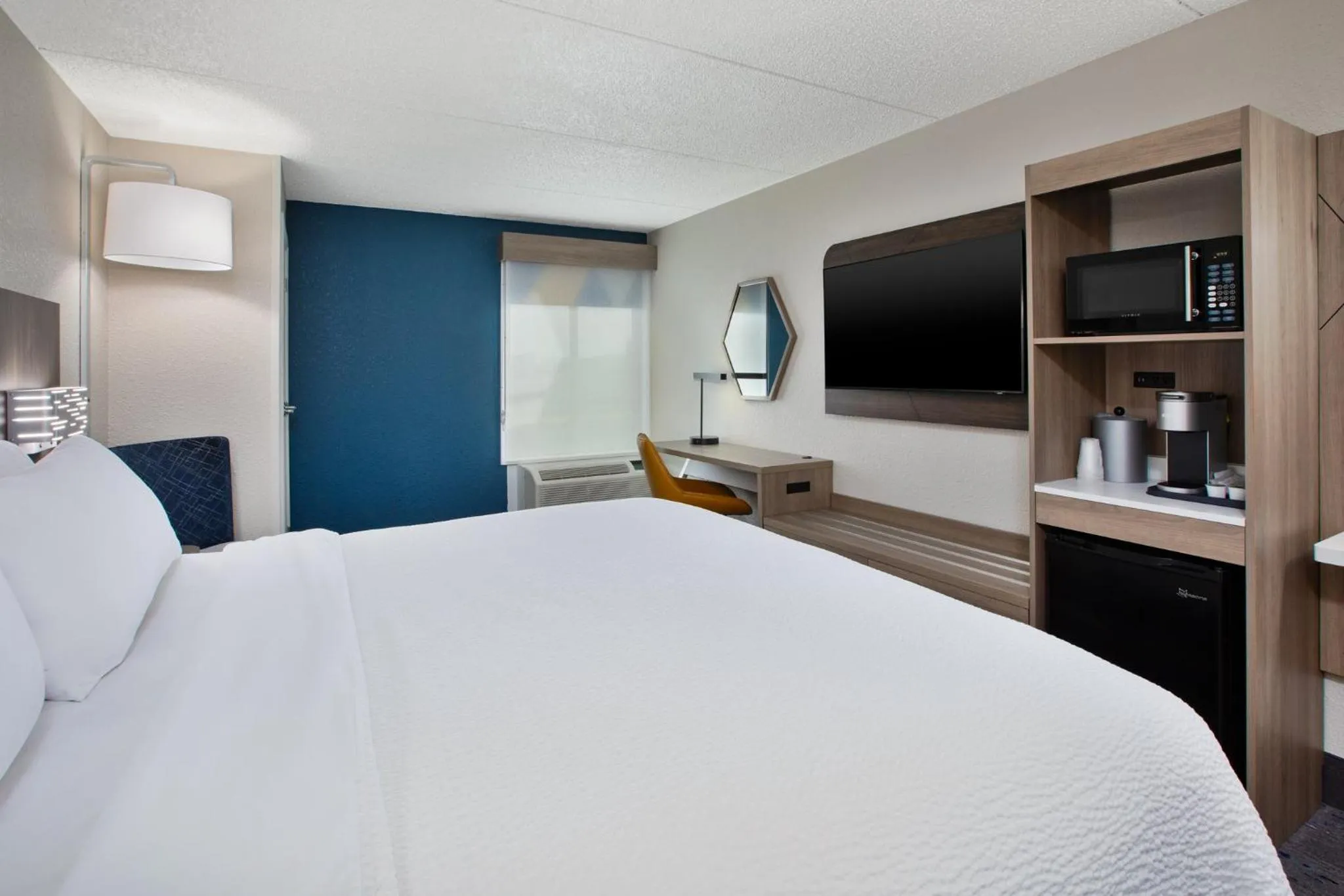 Photo of the whole room, Bed in Holiday Inn Express & Suites Eden Prairie - Minneapolis by IHG