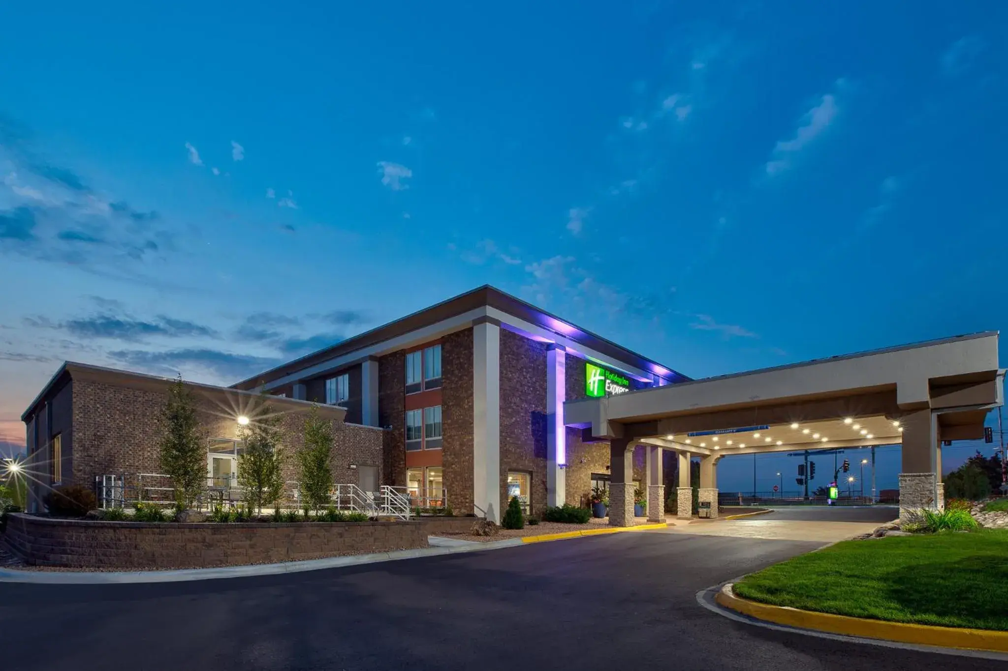 Property building in Holiday Inn Express & Suites Eden Prairie - Minneapolis by IHG Property building in Holiday Inn Express & Suites Eden Prairie - Minneapolis by IHG