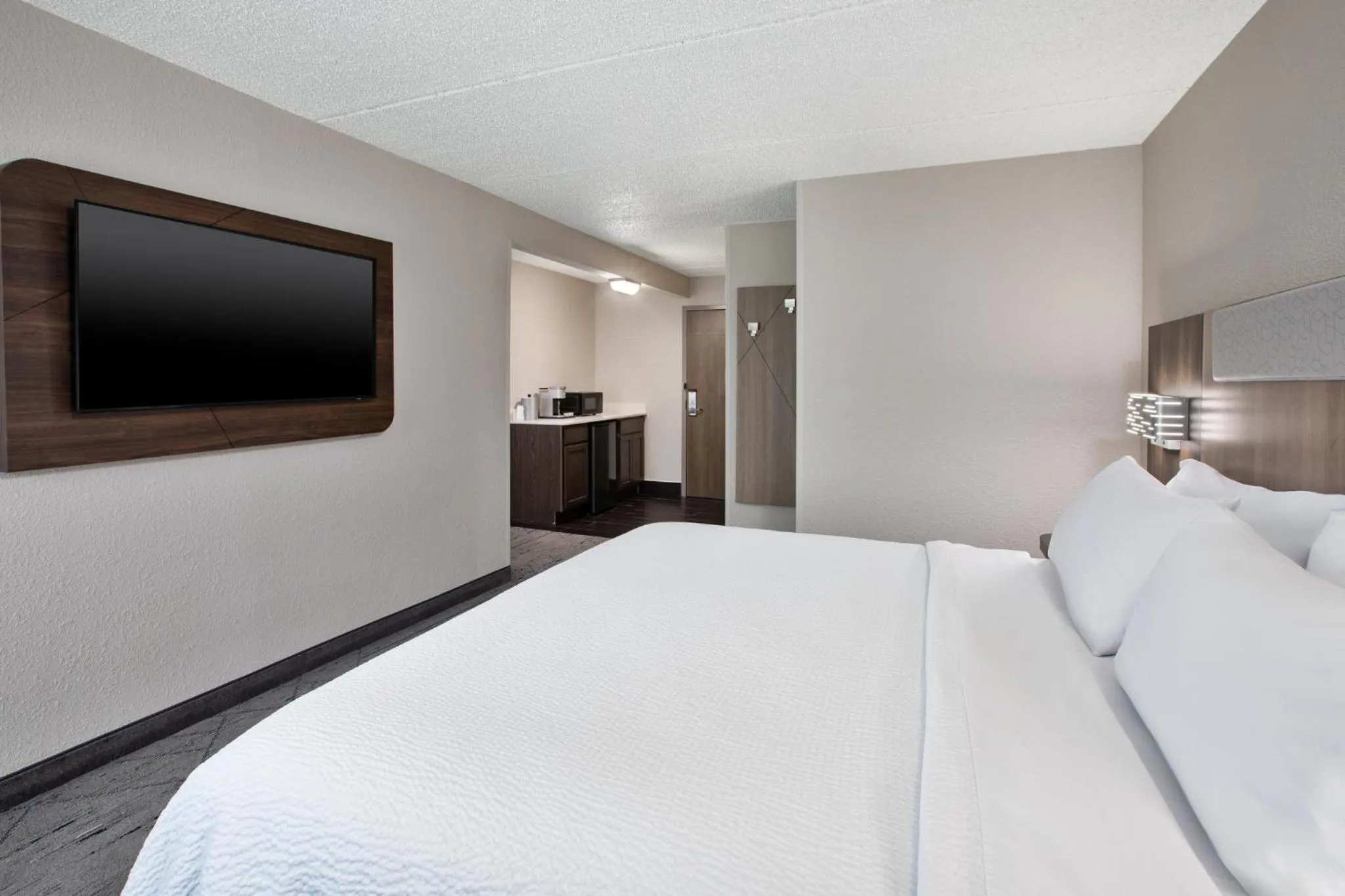 Photo of the whole room, Bed in Holiday Inn Express & Suites Eden Prairie - Minneapolis by IHG
