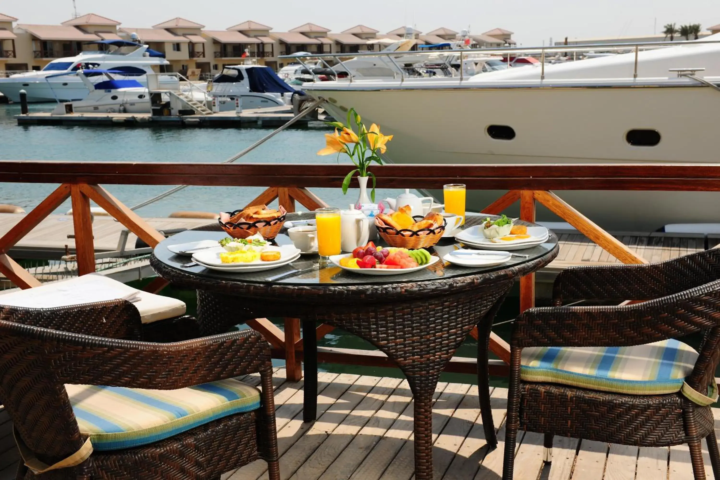 Restaurant/places to eat in AlBander Hotel & Resort Restaurant/places to eat in AlBander Hotel & Resort