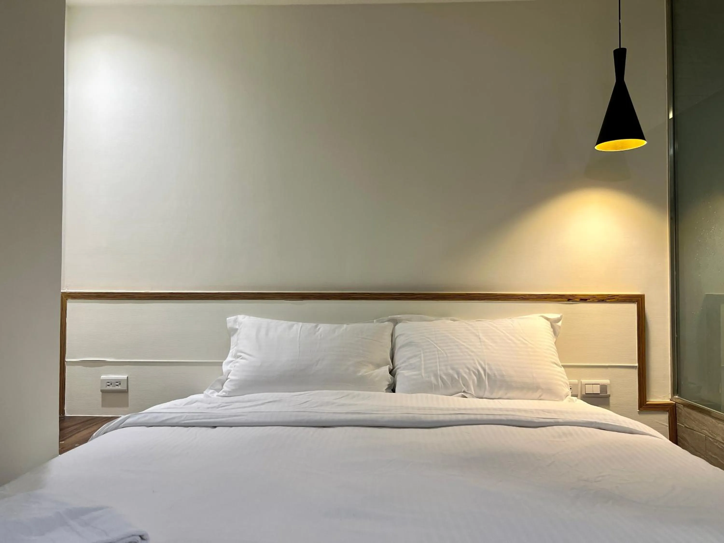 Photo of the whole room, Bed in Angel's Inn