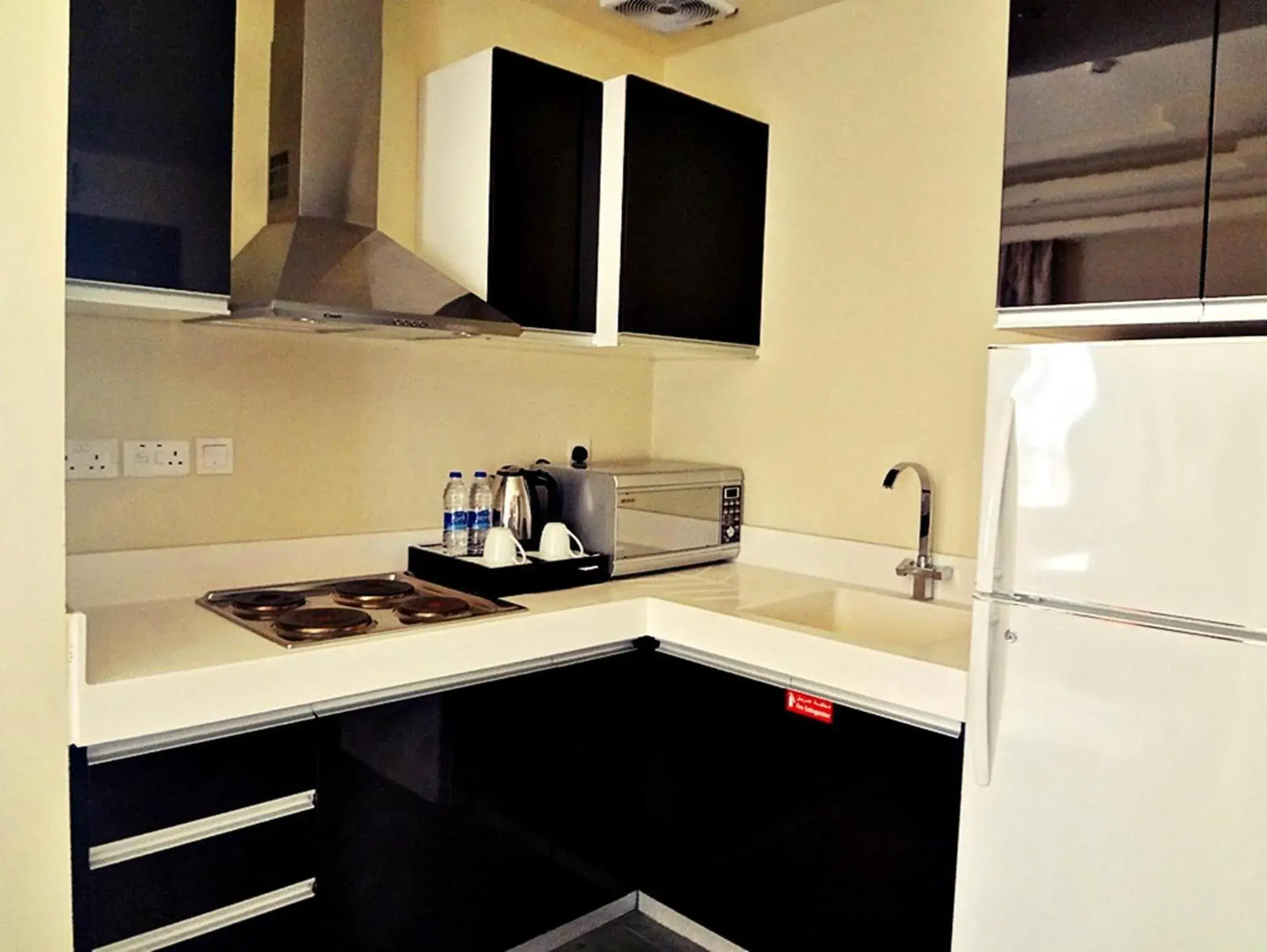 Kitchen or kitchenette, Kitchen/Kitchenette in Al Raya Suites