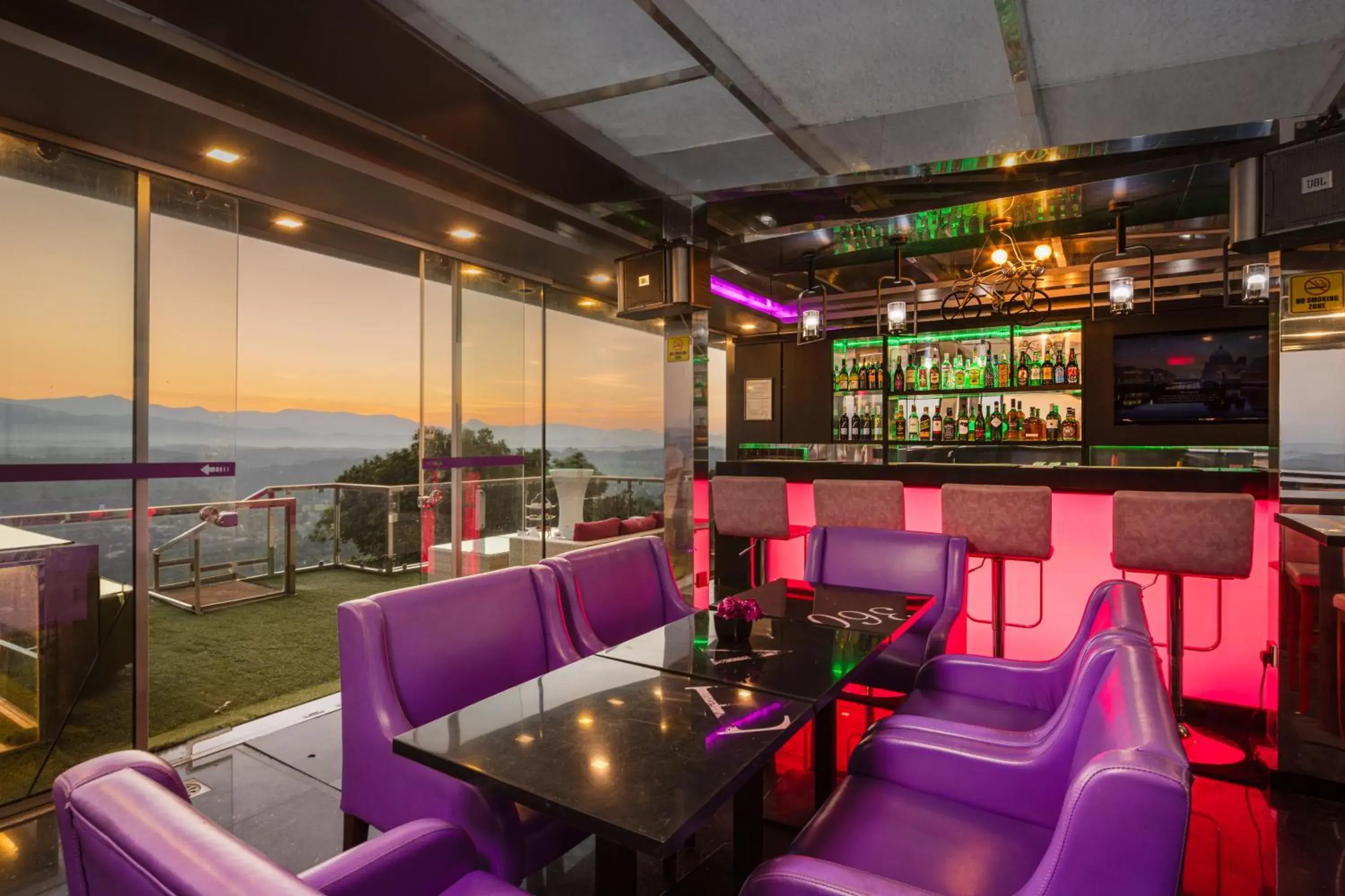 Lounge or bar in View360 Lounge or bar in View360