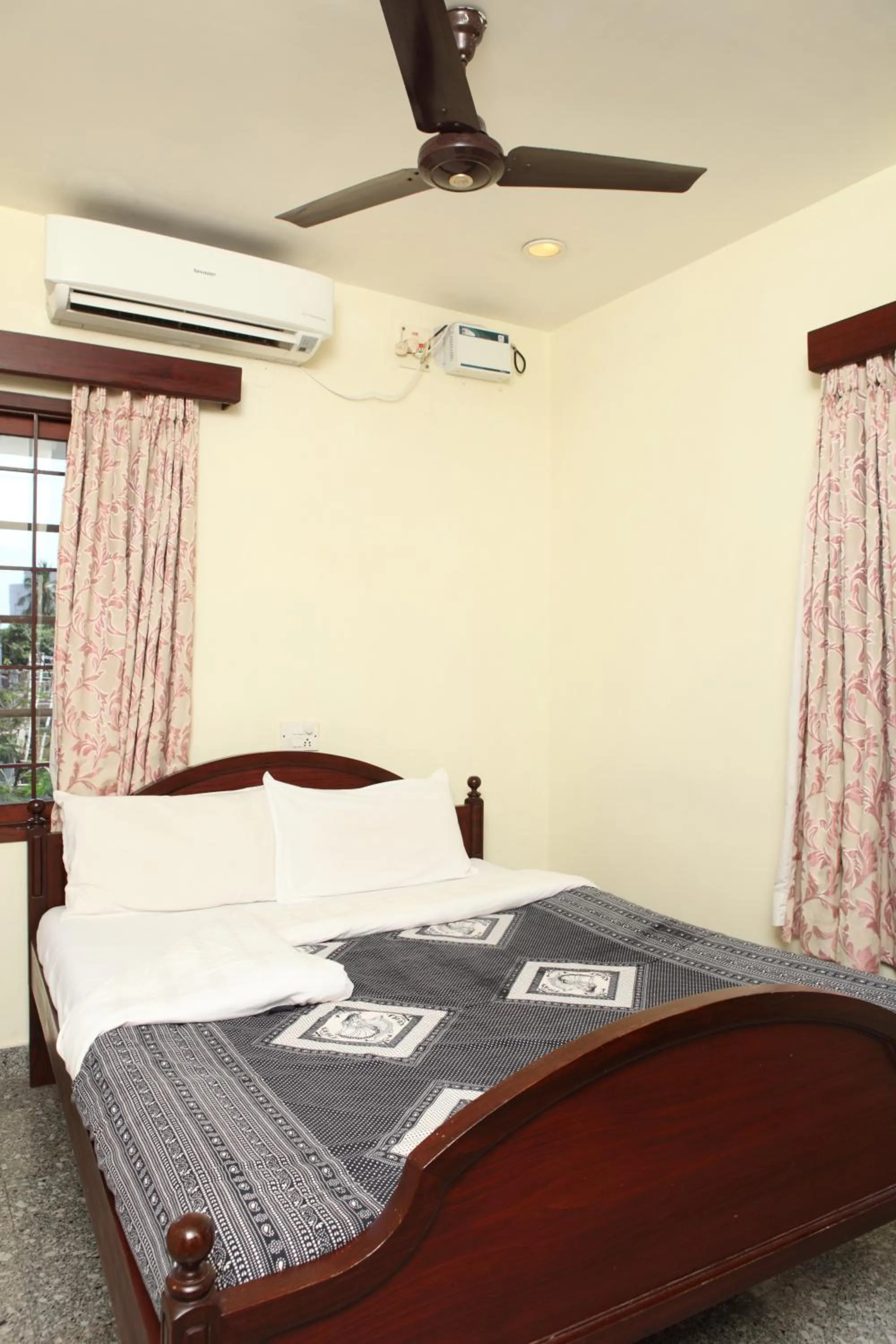 Bedroom, Bed in Pondicherry Executive Inn