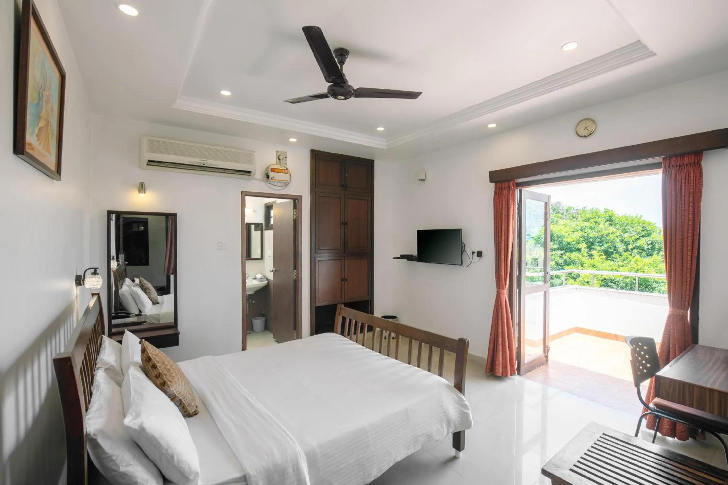 Bedroom, Bed in Pondicherry Executive Inn