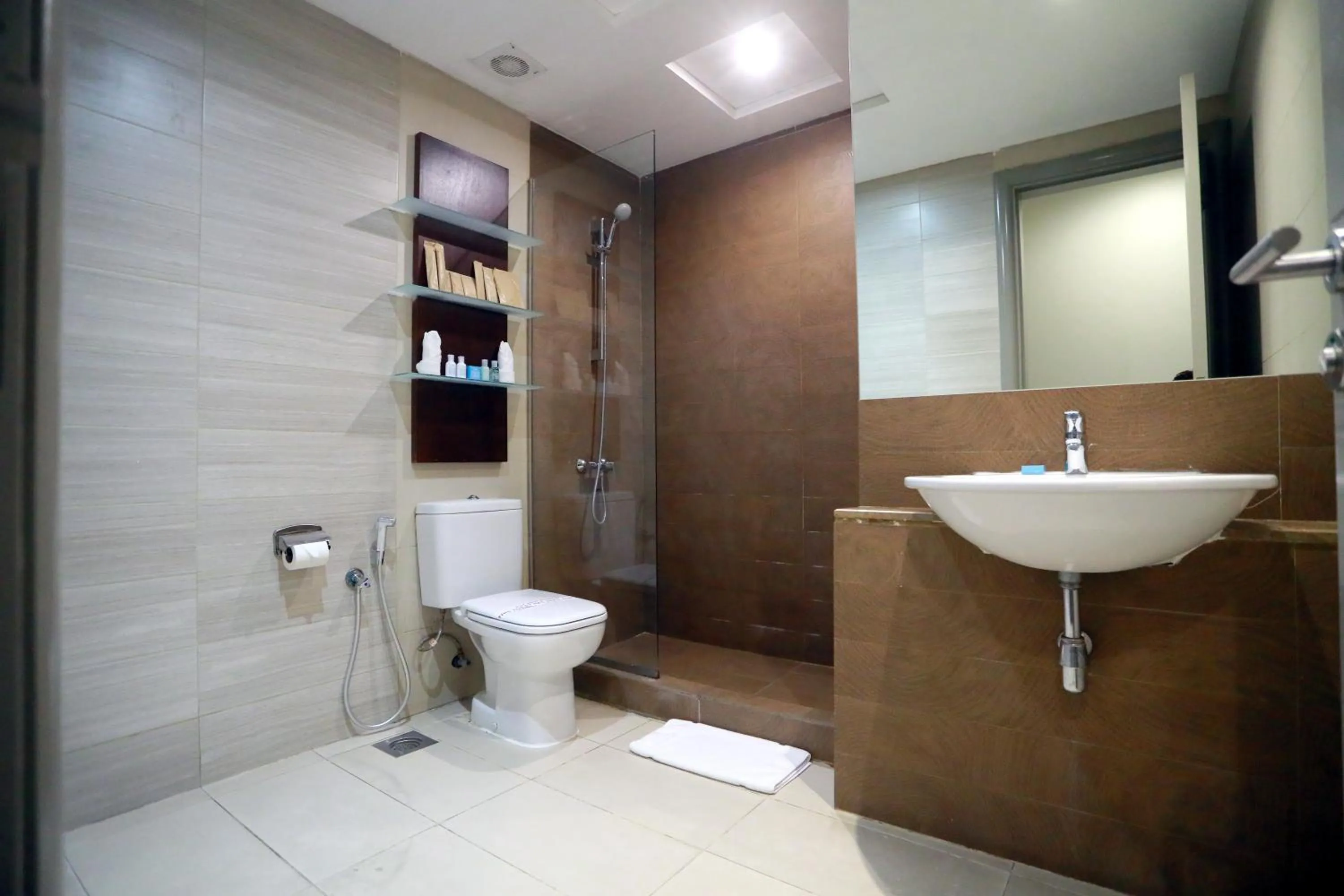 Shower in Dragon Beach Hotel