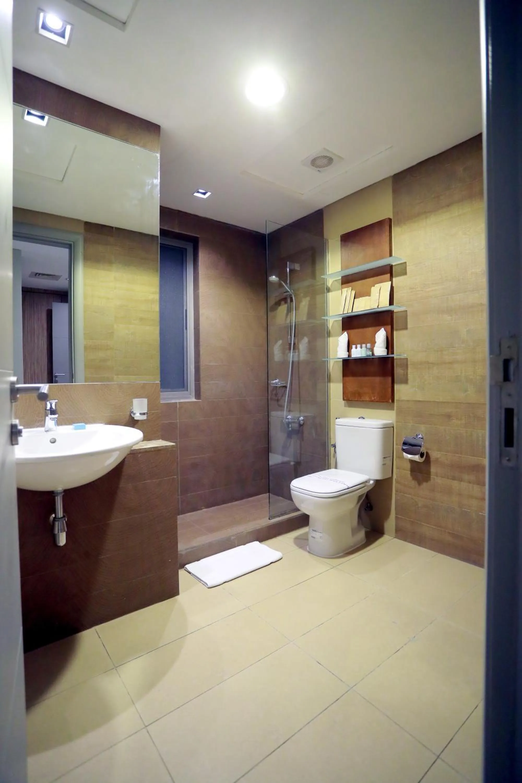 Shower in Dragon Beach Hotel