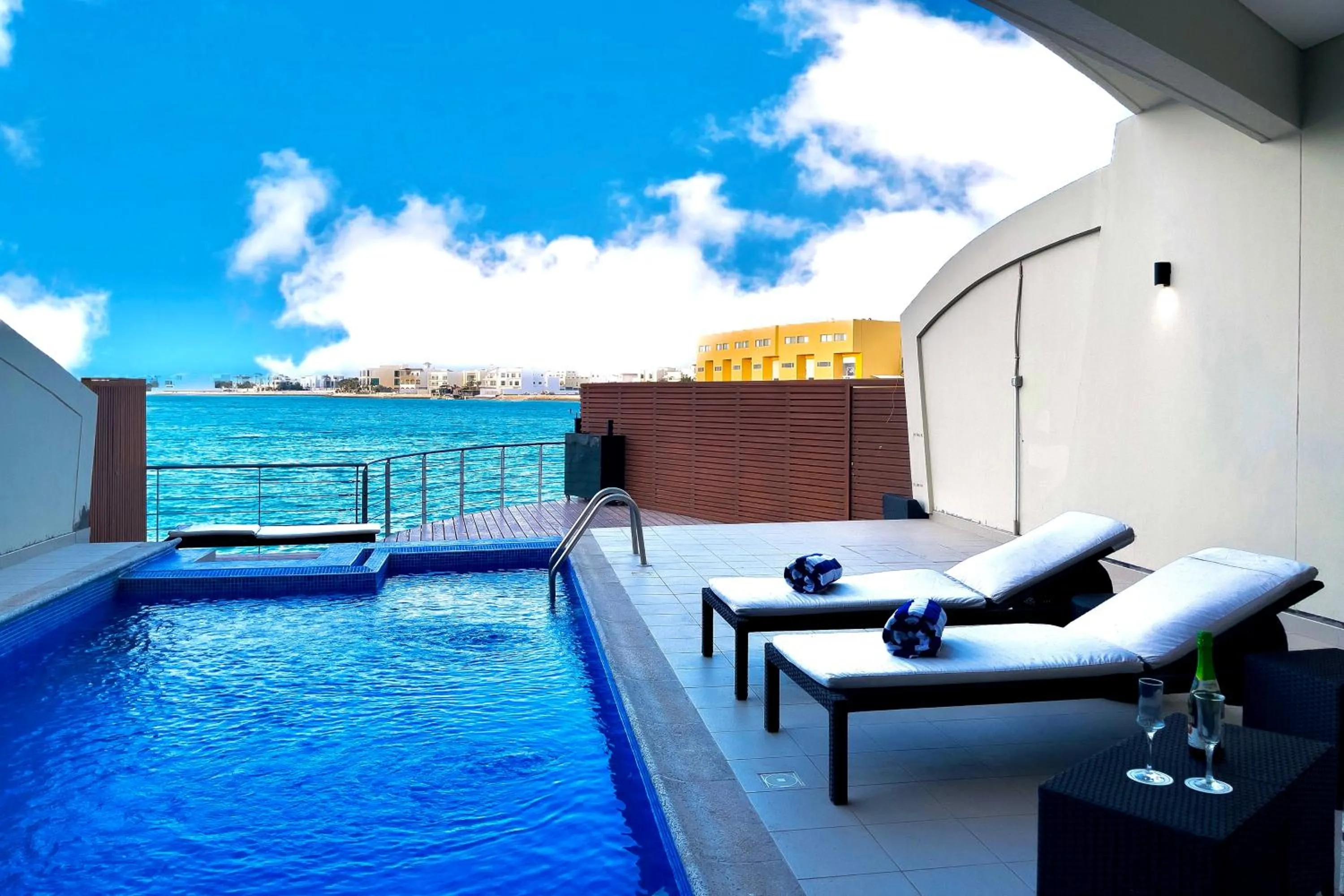 Swimming pool in Dragon Beach Hotel