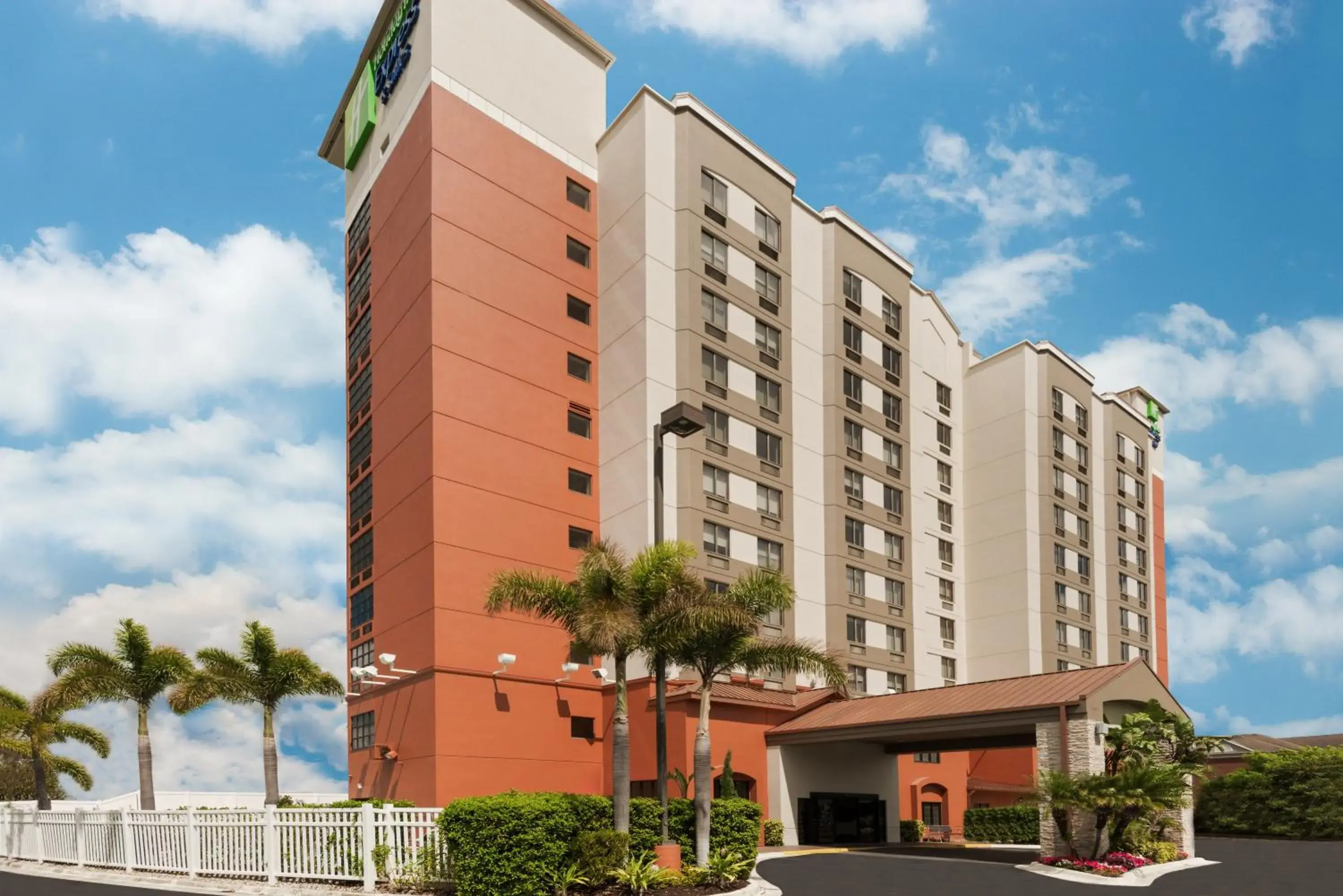 Property building in Holiday Inn Express & Suites - Nearest Universal Orlando by IHG Property building in Holiday Inn Express & Suites - Nearest Universal Orlando by IHG