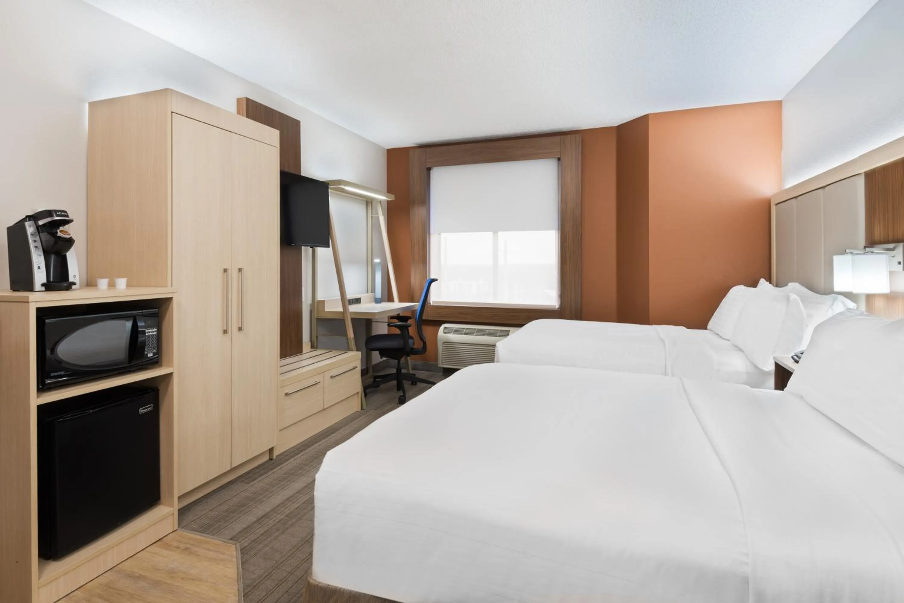 Bedroom, Bed in Holiday Inn Express & Suites - Nearest Universal Orlando by IHG