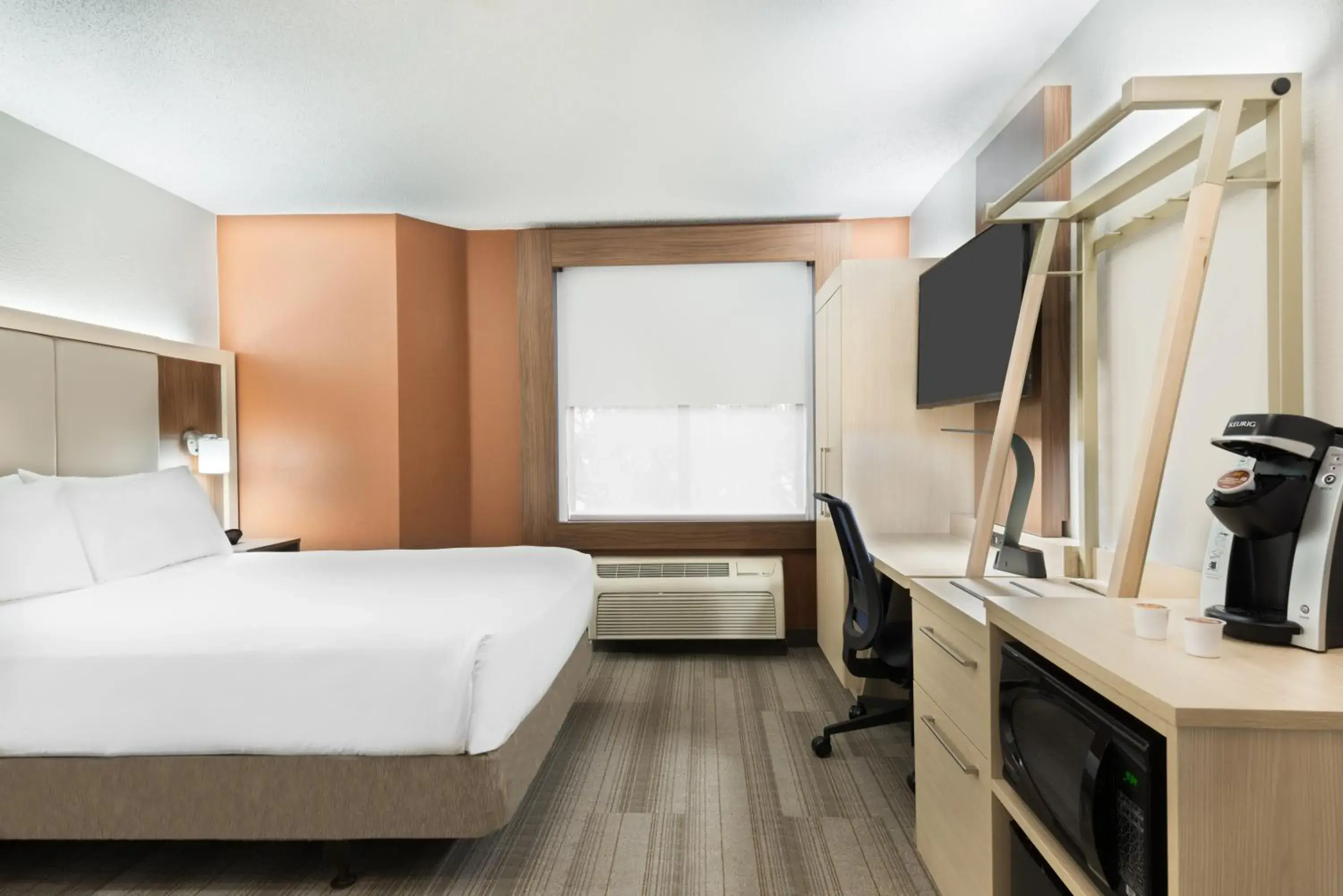 Bedroom, Bed in Holiday Inn Express & Suites - Nearest Universal Orlando by IHG Bedroom, Bed in Holiday Inn Express & Suites - Nearest Universal Orlando by IHG