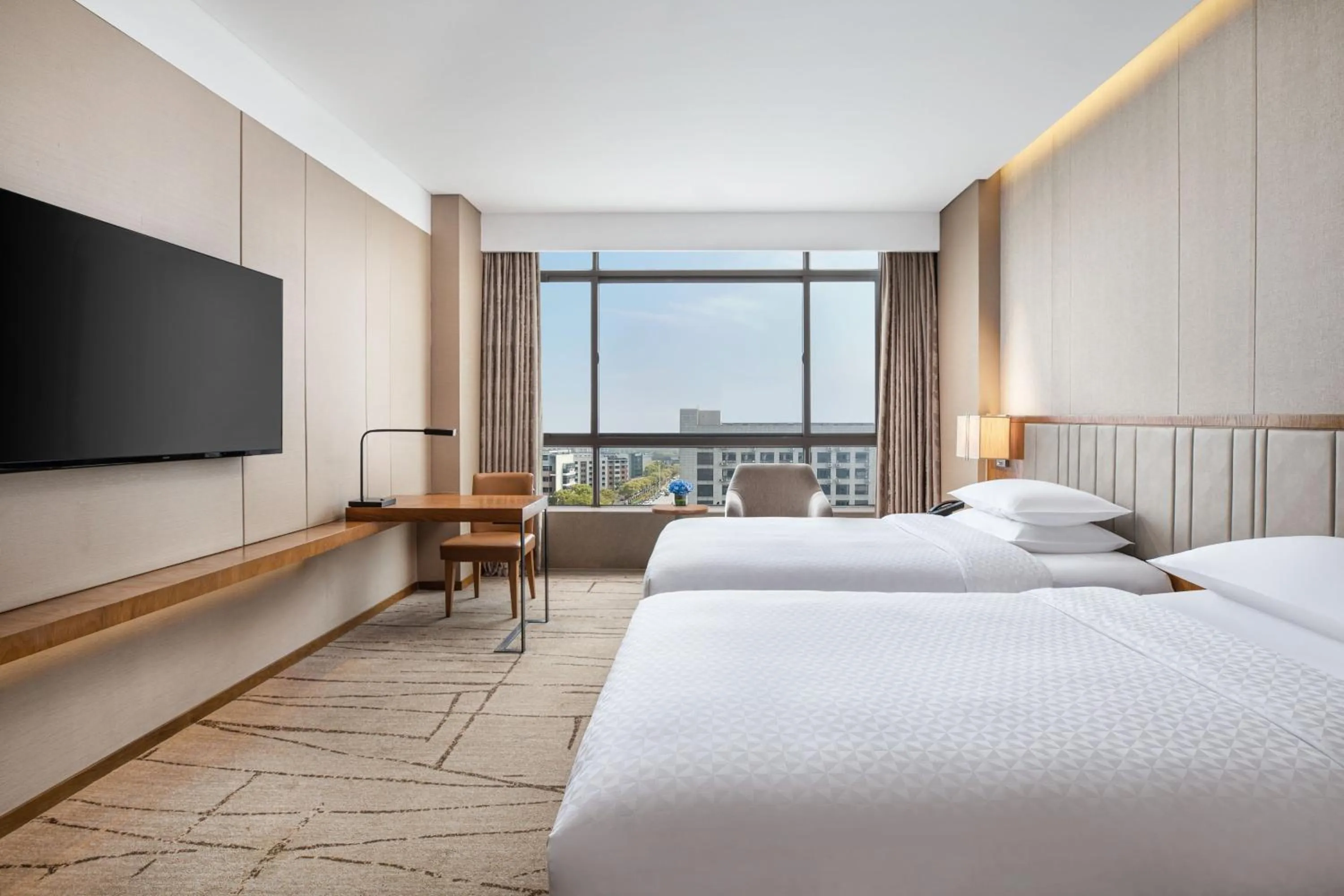 Photo of the whole room, Bed in Four Points by Sheraton Shanghai, Kangqiao