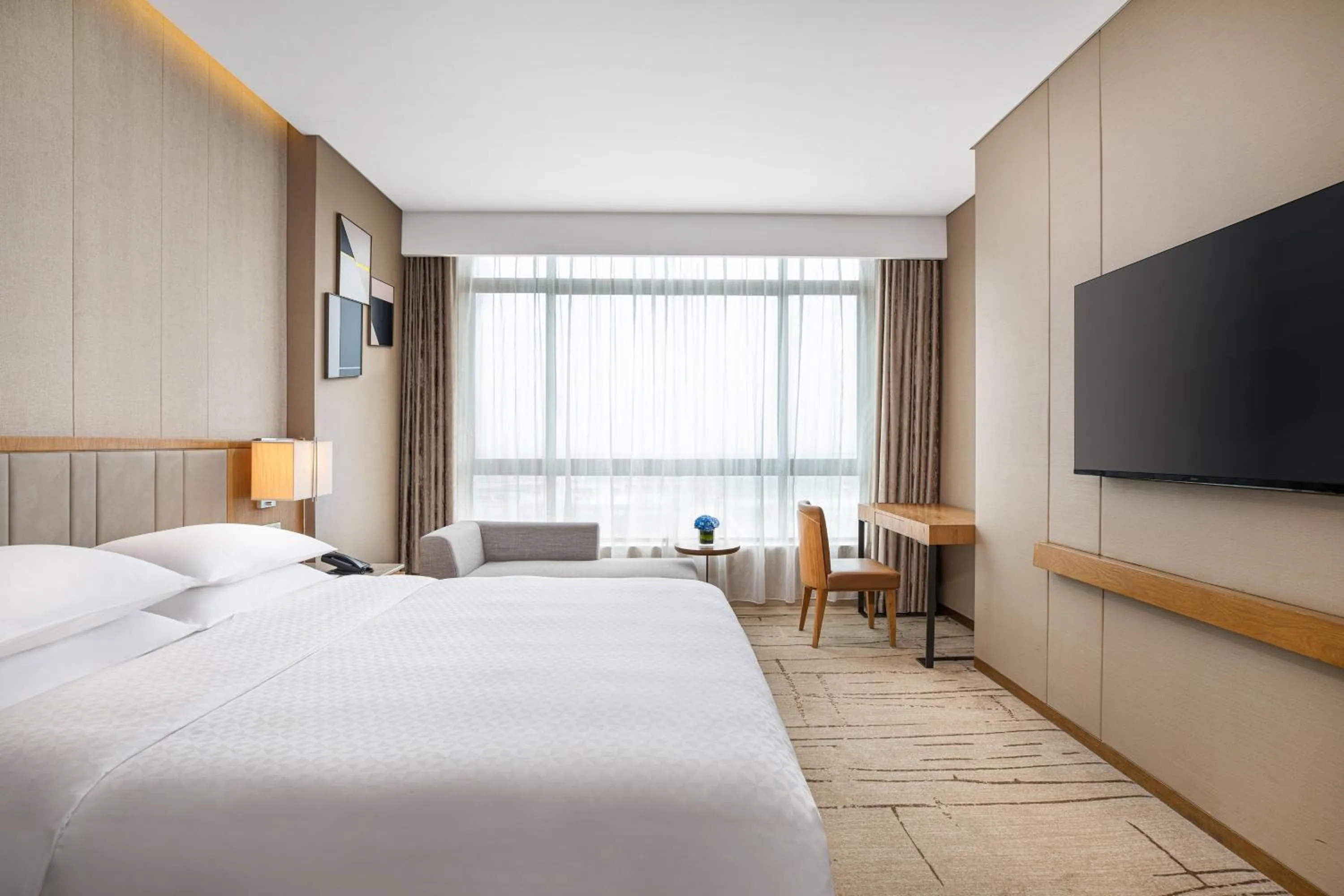 Photo of the whole room, Bed in Four Points by Sheraton Shanghai, Kangqiao