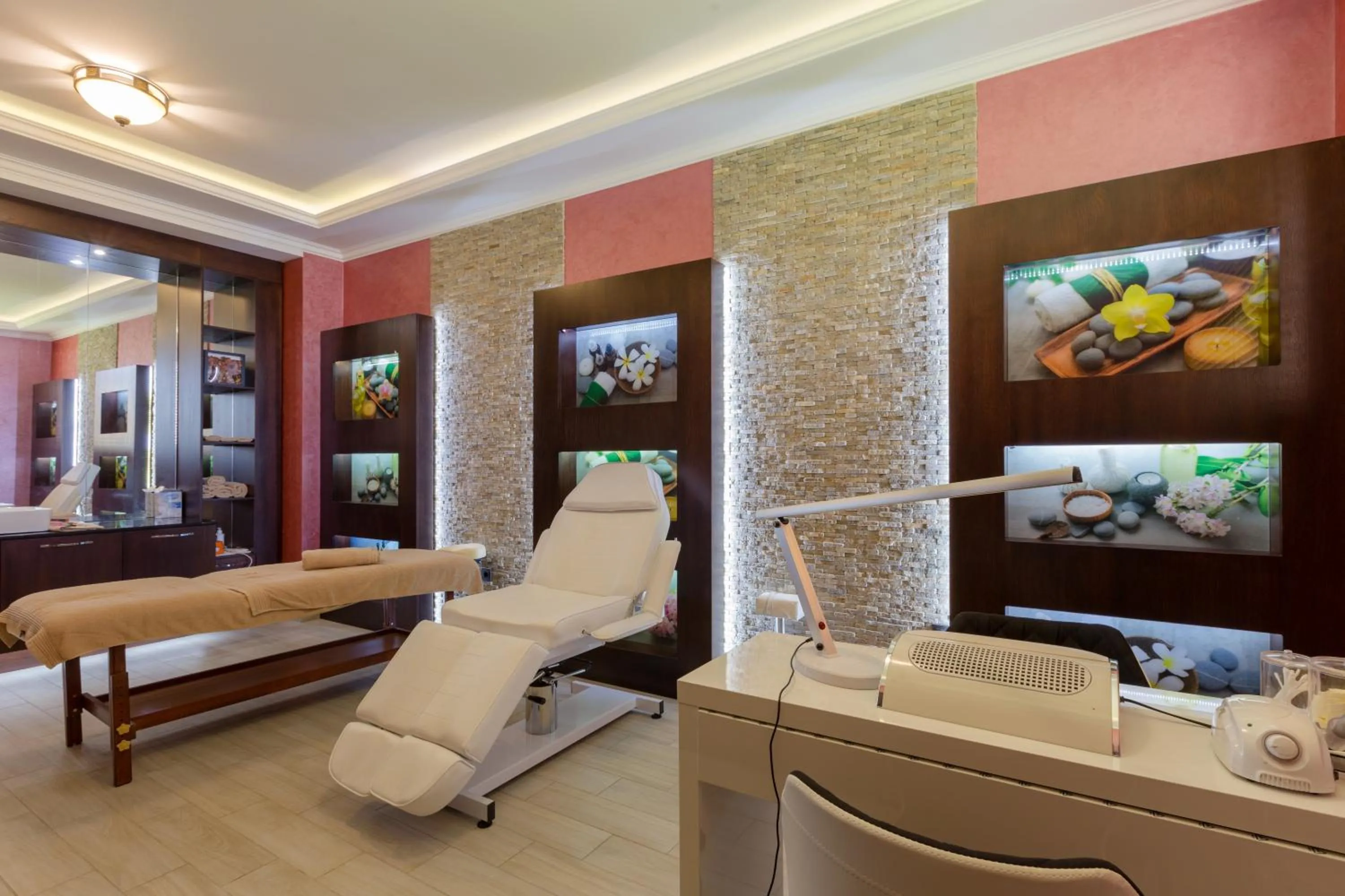 Spa and wellness centre/facilities in VILLA FLORENCE Boutique Apart Hotel