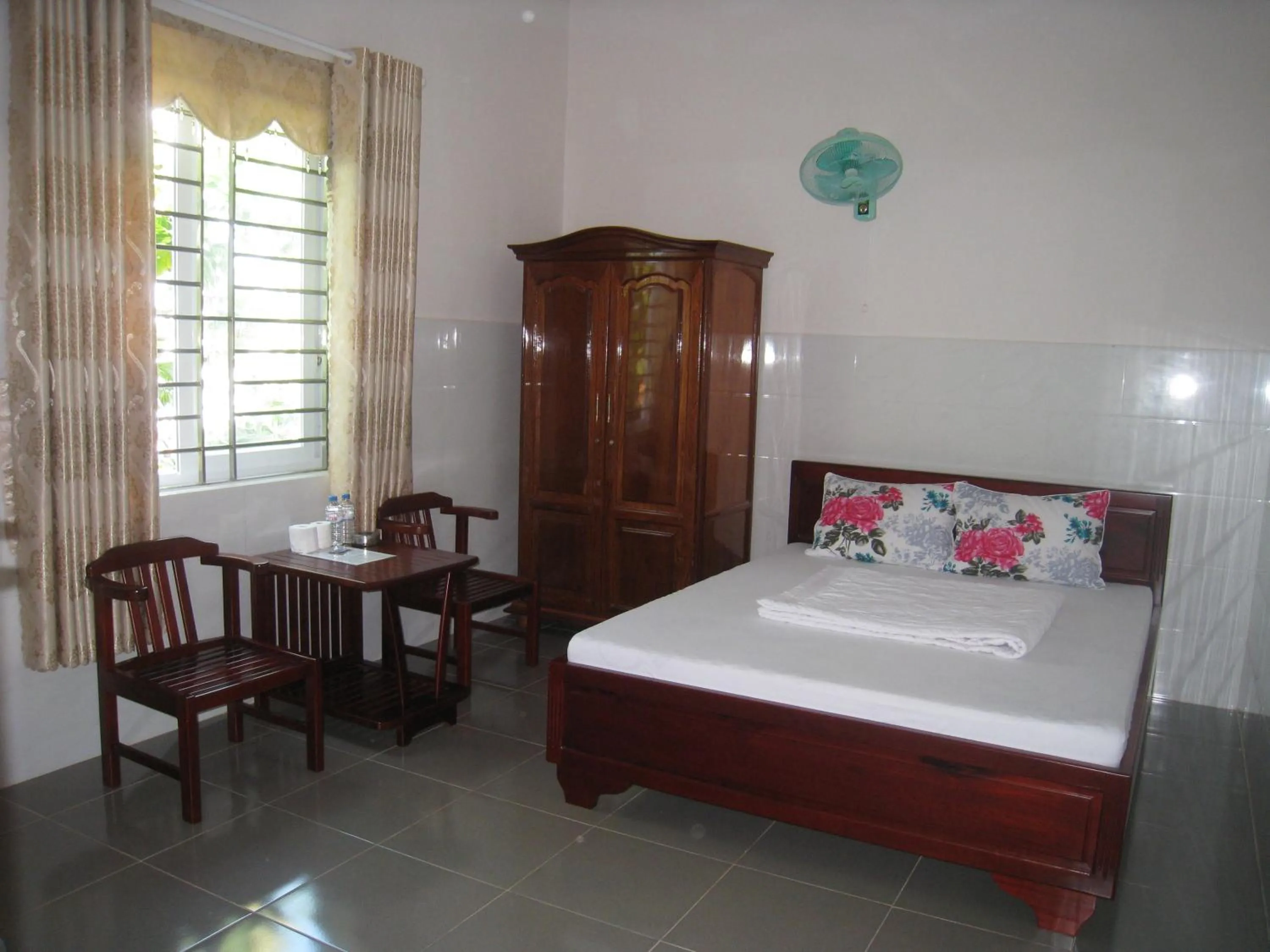 Property building, Bed in Hoa Sua Motel