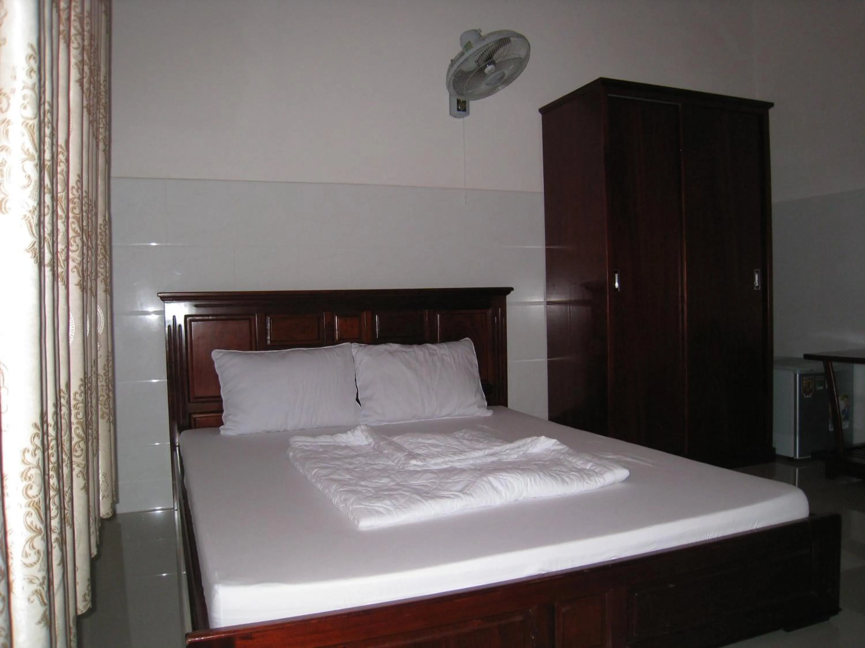 Property building, Bed in Hoa Sua Motel