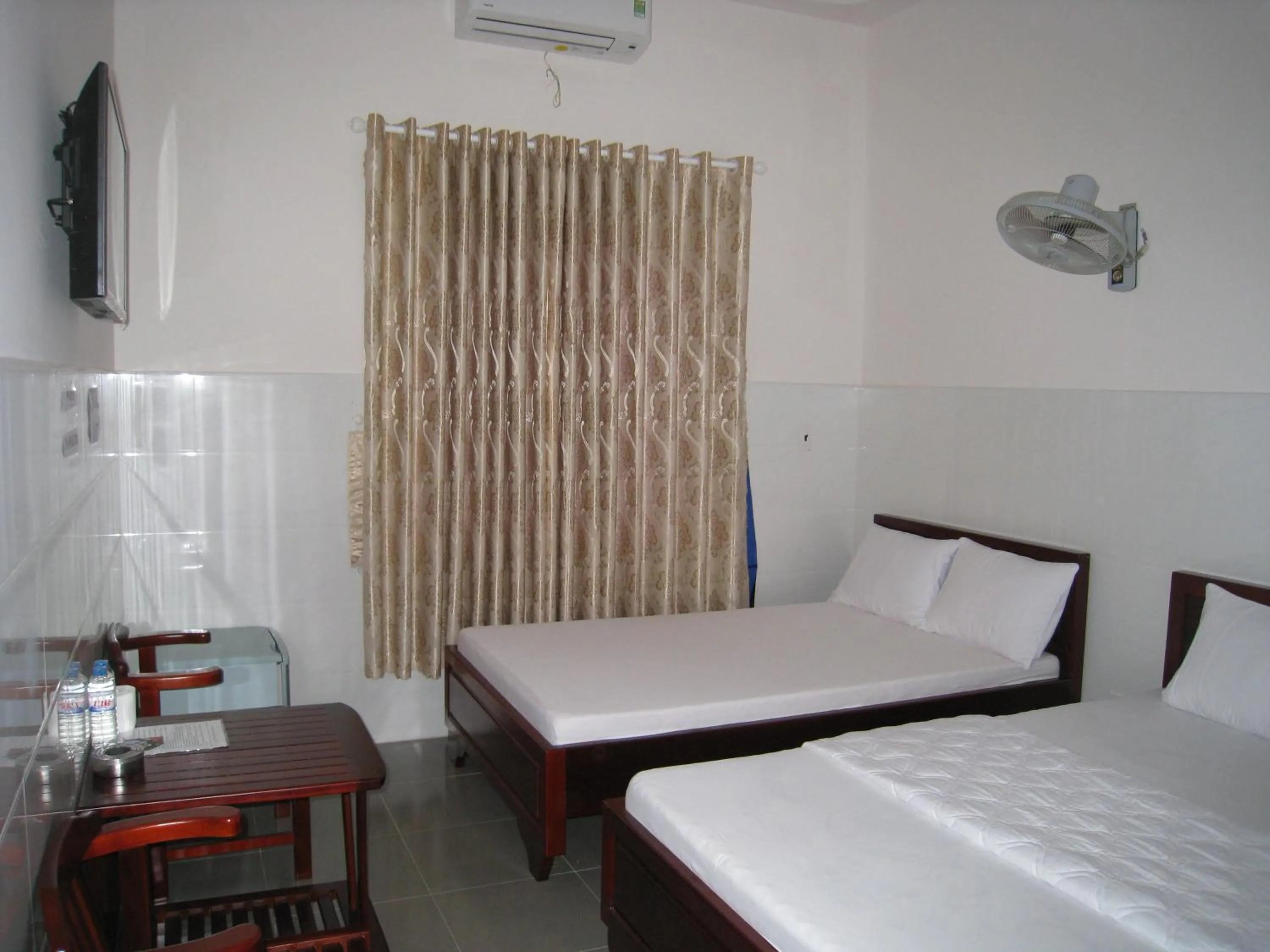 Property building, Bed in Hoa Sua Motel