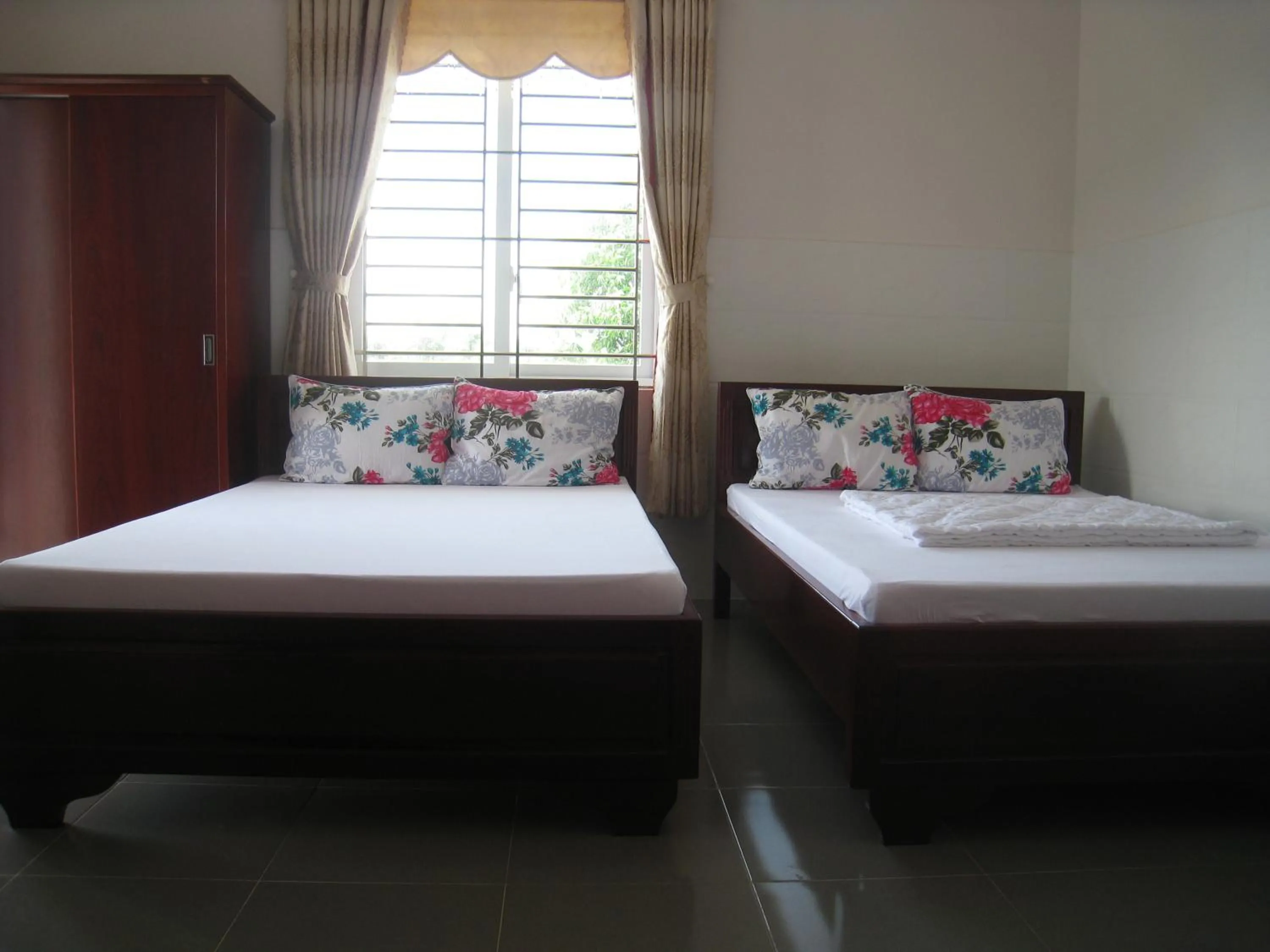 Property building, Bed in Hoa Sua Motel