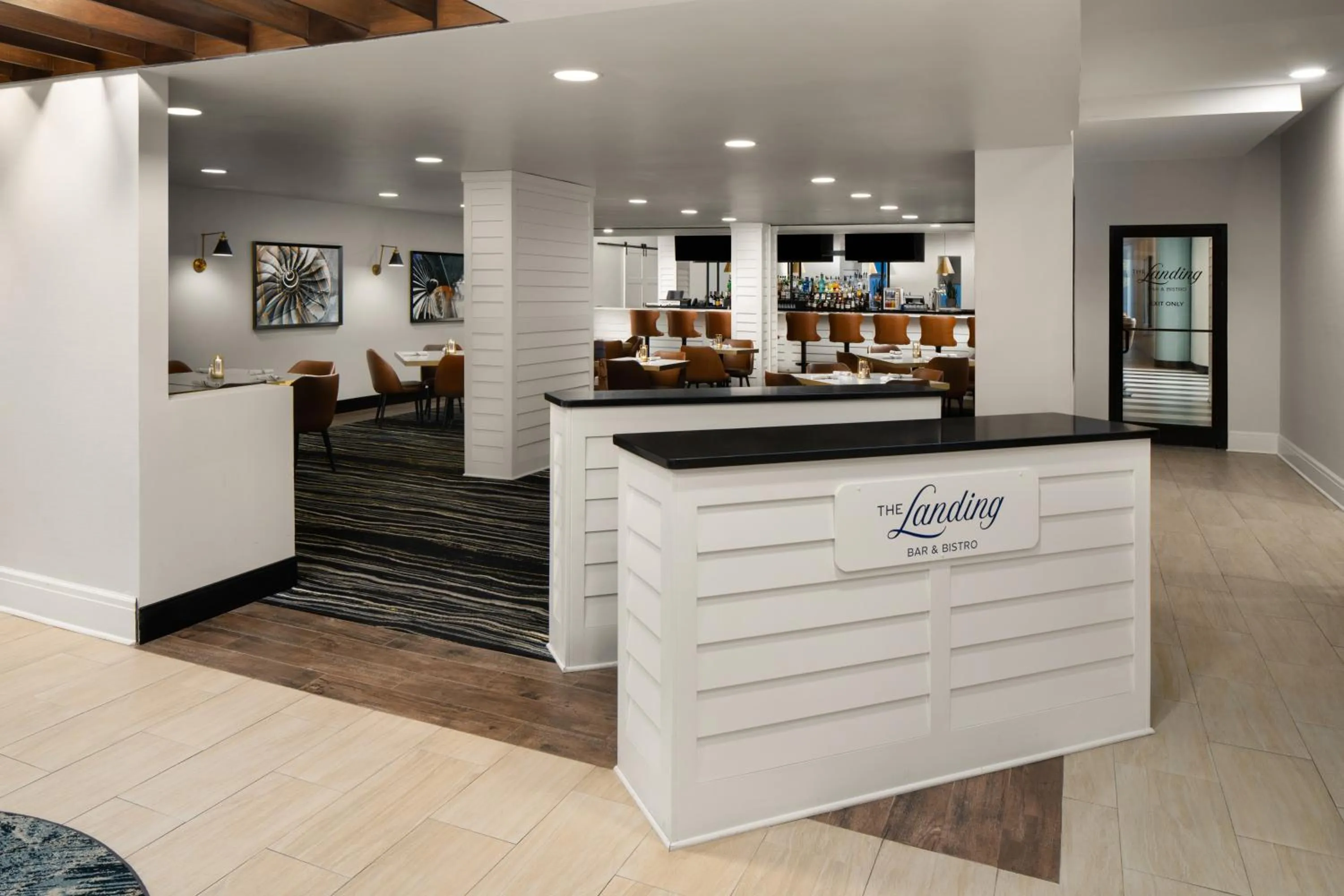 Restaurant/places to eat in DoubleTree by Hilton Norfolk Airport