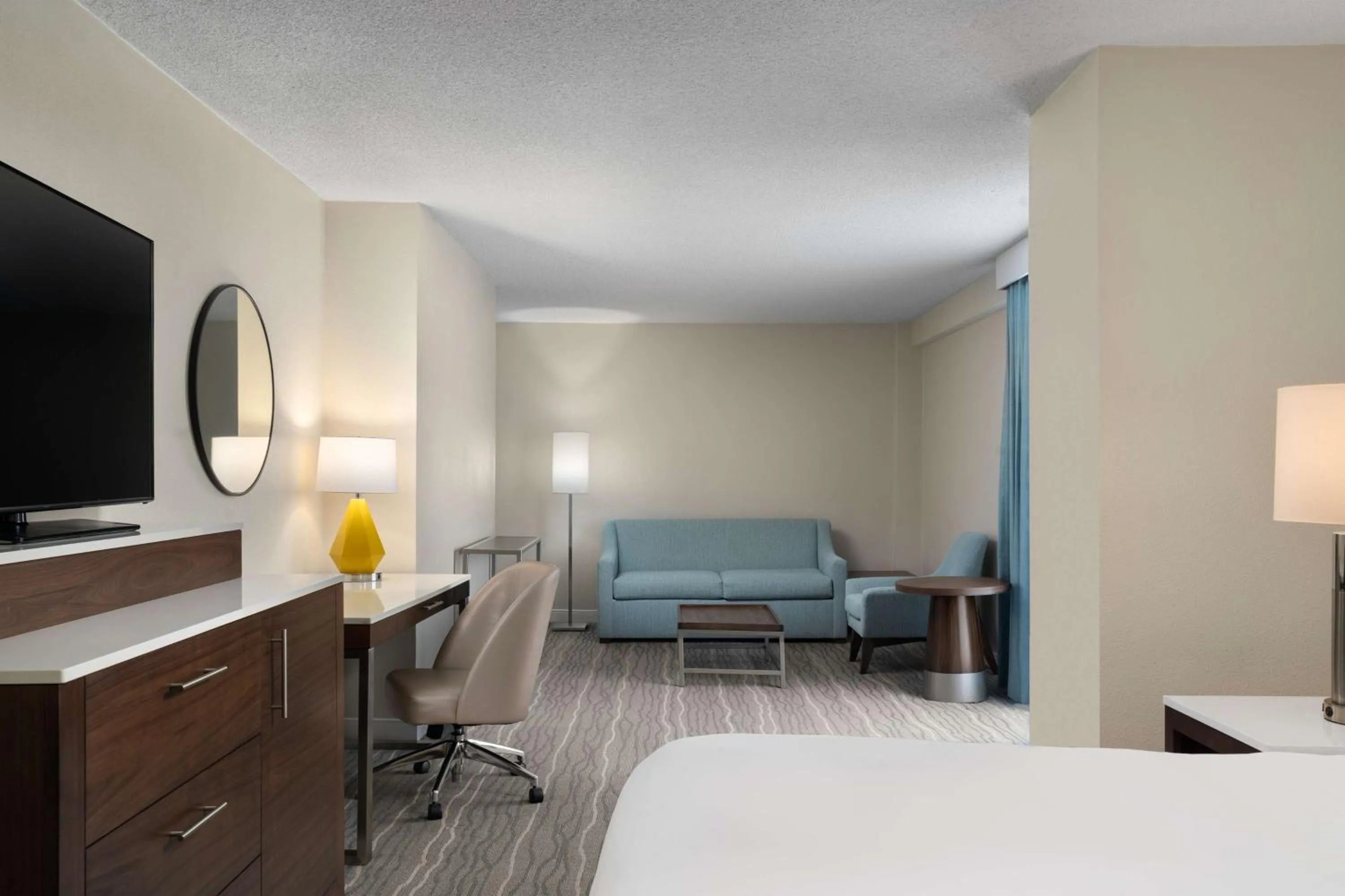 Bedroom, Bed in DoubleTree by Hilton Norfolk Airport