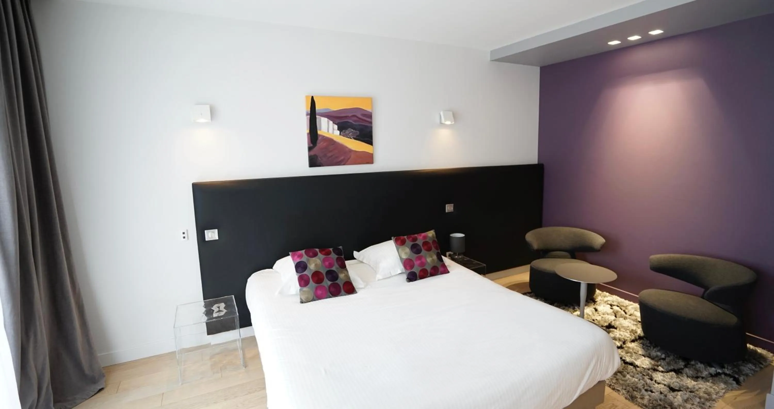 Bed in Logis Hôtel Relais de Vincey