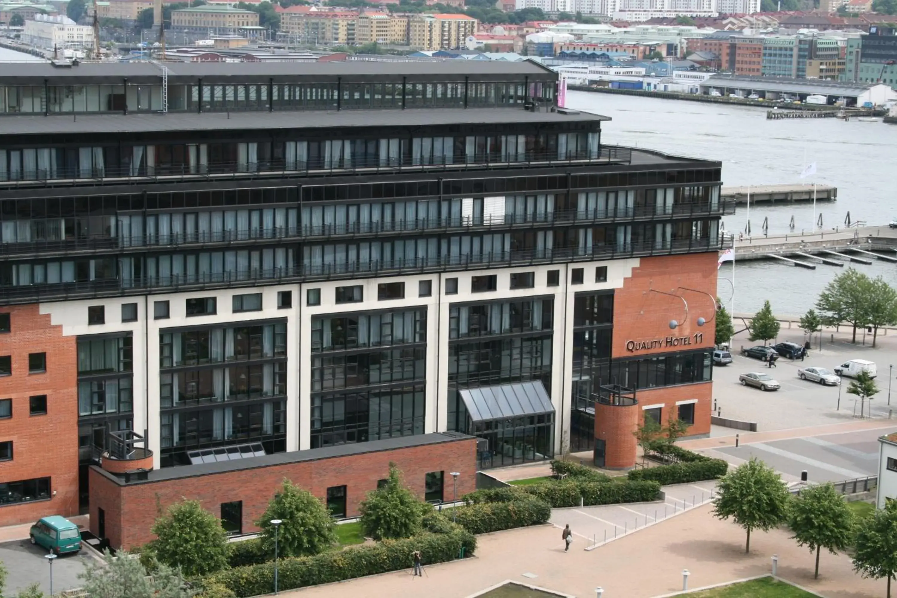 Facade/entrance in Quality Hotel 11 & Eriksbergshallen Facade/entrance in Quality Hotel 11 & Eriksbergshallen