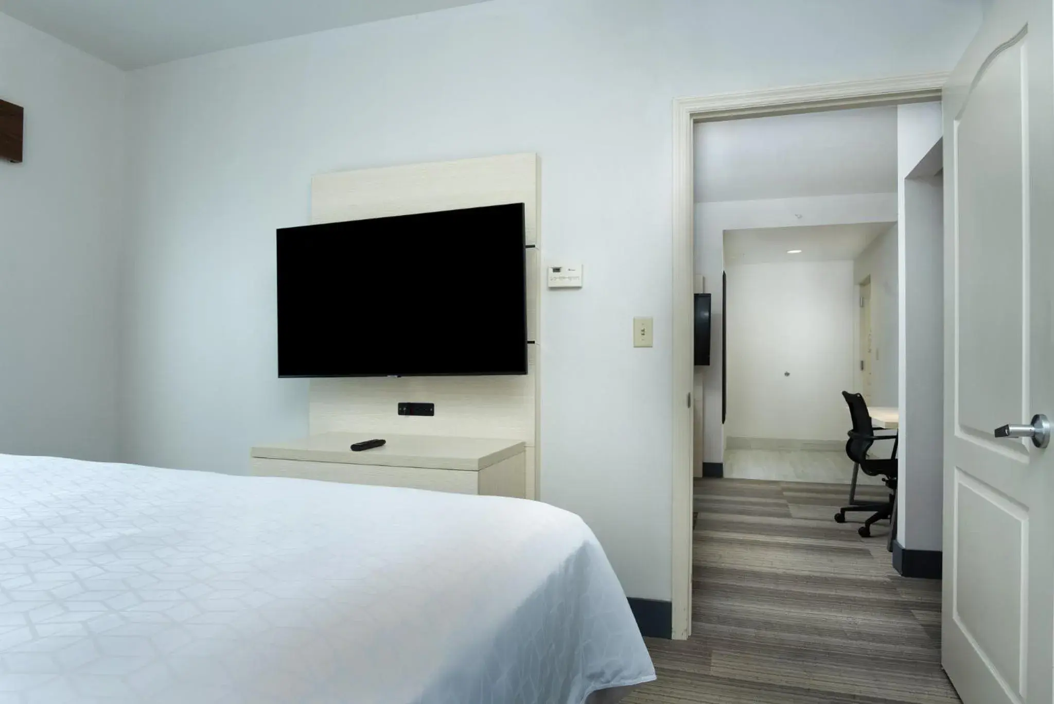 Photo of the whole room, Bed in Holiday Inn Express-International Drive by IHG Photo of the whole room, Bed in Holiday Inn Express-International Drive by IHG