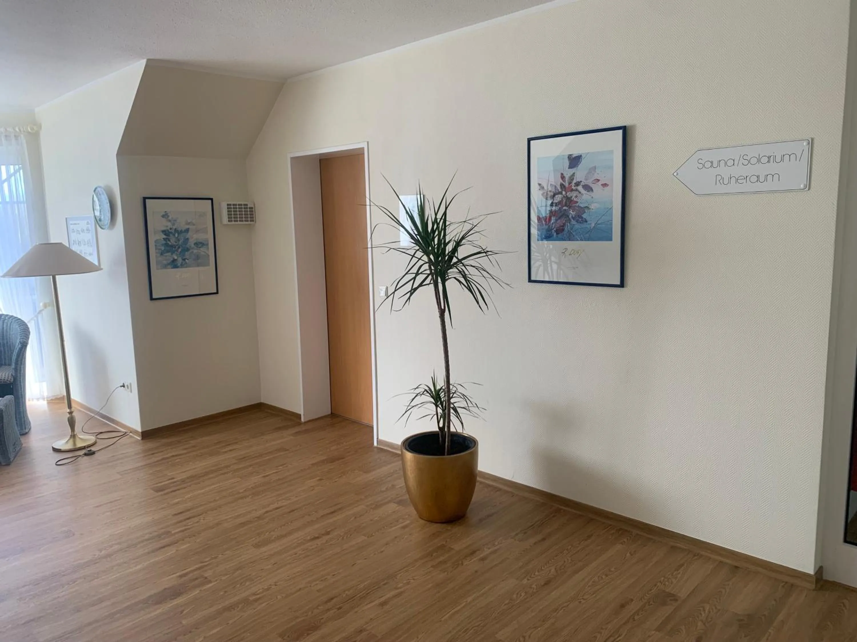 Communal lounge/ TV room in Hotel Flora